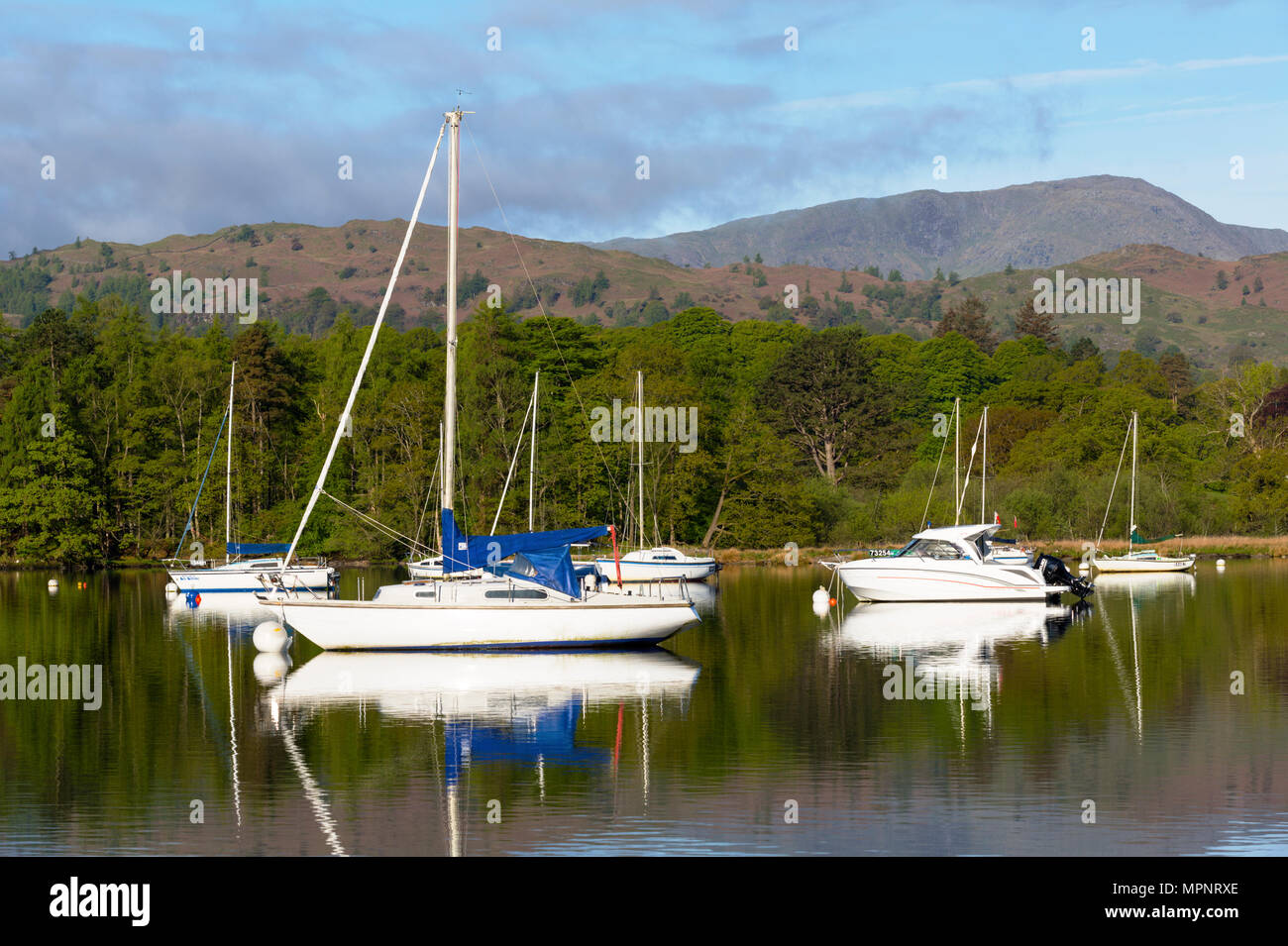 Barche sul lago Windermere nel Lake District in Cumbria Foto Stock