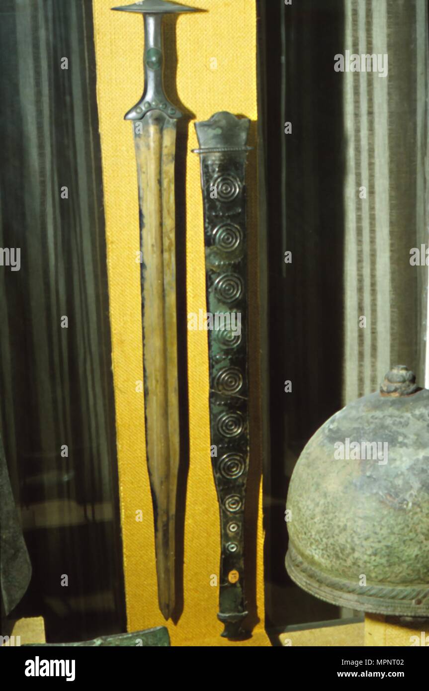 Celtic spada bronzea e pesci sciabola (guaina), Francia, VIII secolo A.C. Artista: sconosciuto. Foto Stock