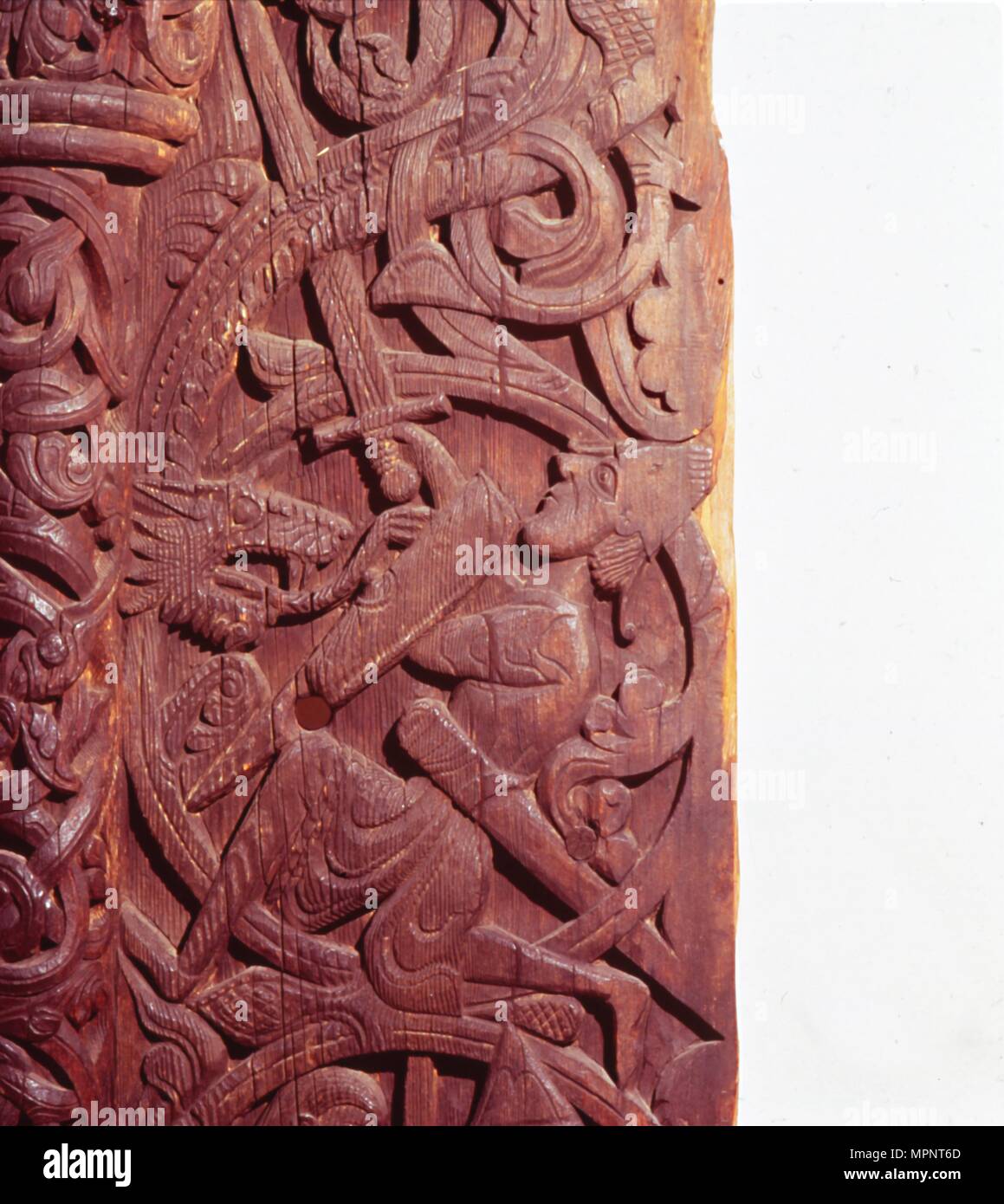 Sigurd uccide il drago, Fafnir. Dettaglio del pannello in legno di Hylestad Chiesa, Norvegia. Artista: sconosciuto. Foto Stock Sigurd uccide il drago, Fafnir. Dettaglio del pannello in legno di Hylestad Chiesa, Norvegia. Artista: sconosciuto. Foto Stock