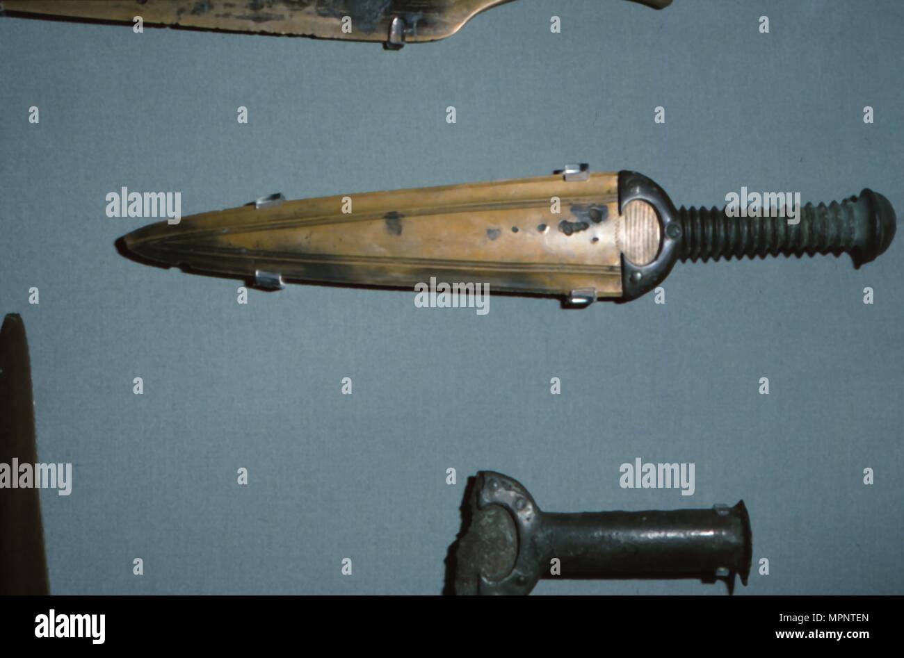 Metallo hilted dagger, Neunheiligen, Età del Bronzo, Germania, 2500-1800 A.C. Artista: sconosciuto. Foto Stock