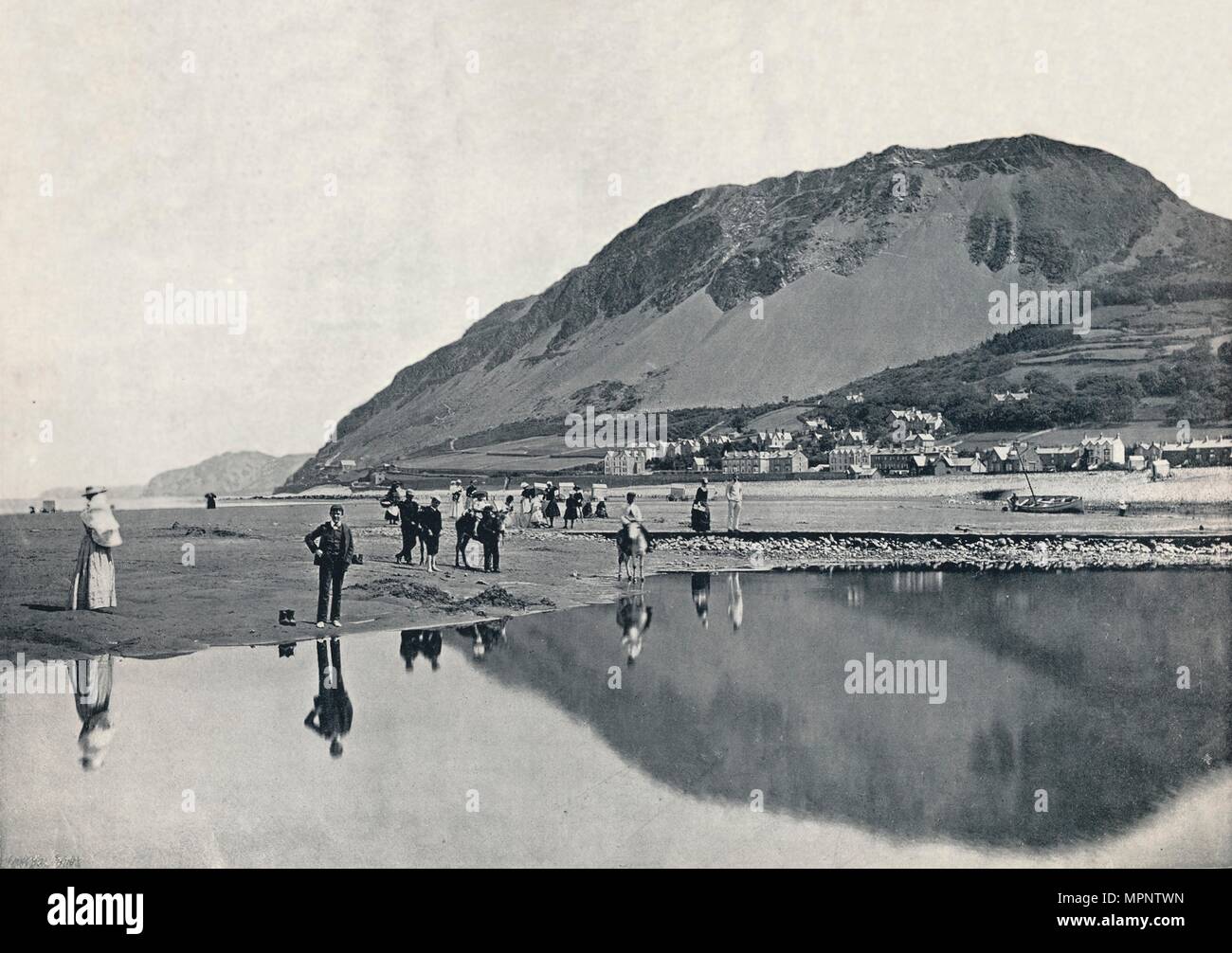 "Llanfairechan - Il villaggio e Ross on Wye Mountain", 1895. Artista: sconosciuto. Foto Stock