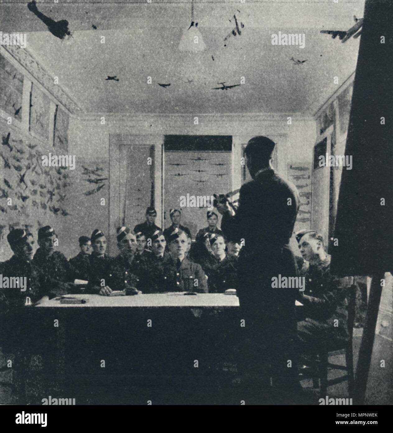 " La base di formazione: identificazione dell'aeromobile", 1941. Artista: Cecil Beaton. Foto Stock