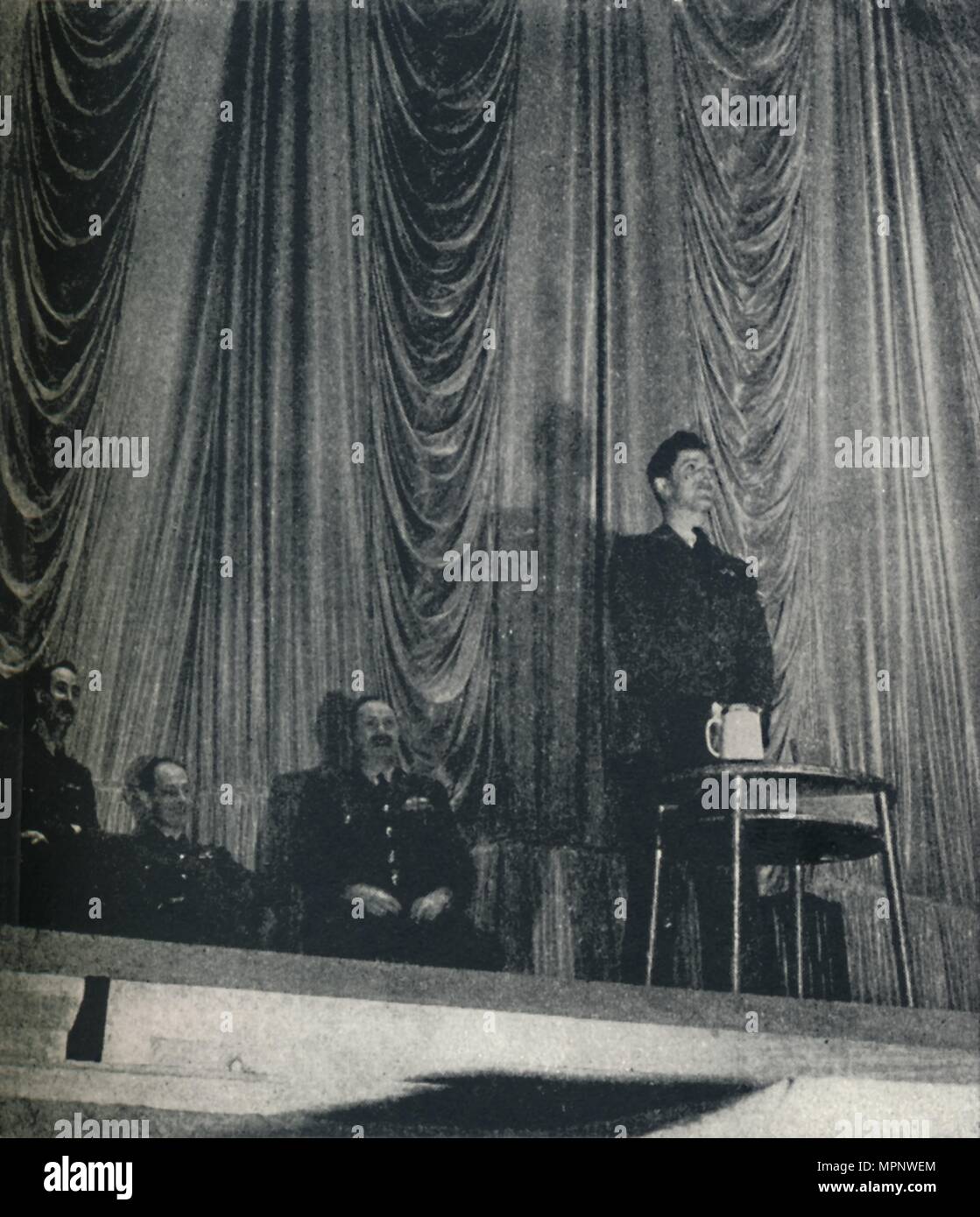 'Volo Lt. J. Nicholson, V.C., sottolinea l'importanza della disciplina per i cadetti", 1941. Artista: Cecil Beaton. Foto Stock