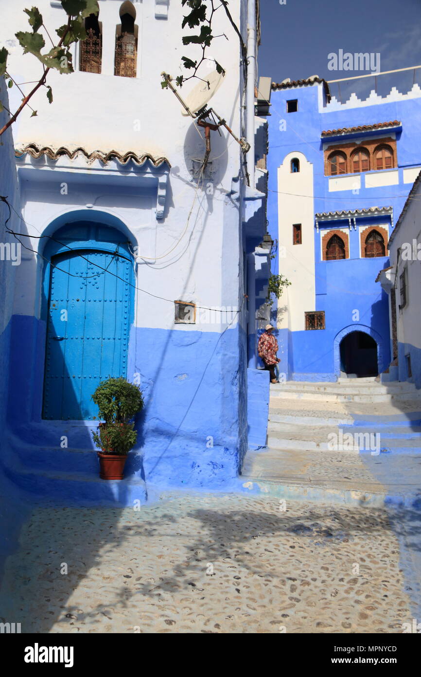 Tipiche porte blu nelle strade di Chauen, Marocco Foto Stock