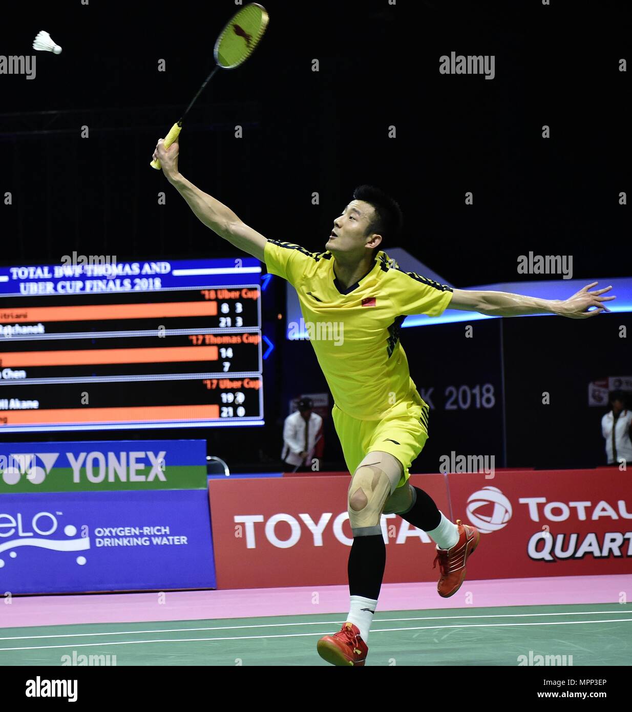 Bangkok, Tailandia. Xxiv Maggio, 2018. Chen lunga del team Cina colpisce un ritorno contro Chou Tien Chen del team di Taipei cinese durante la BWF Thomas Cup 2018 quarterfinal a Bangkok, Thailandia, il 24 maggio 2018. Credito: Wang Shen/Xinhua/Alamy Live News Foto Stock