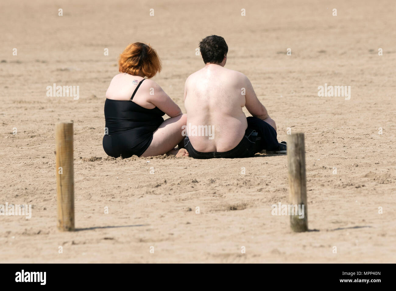 Southport, Merseyside. Regno Unito Meteo. La gente al mare in Southport godendo una giornata di belle il sole caldo e il cielo limpido su di una splendida primavera pomeriggio. Credito: Cernan Elias/Alamy Live News Foto Stock