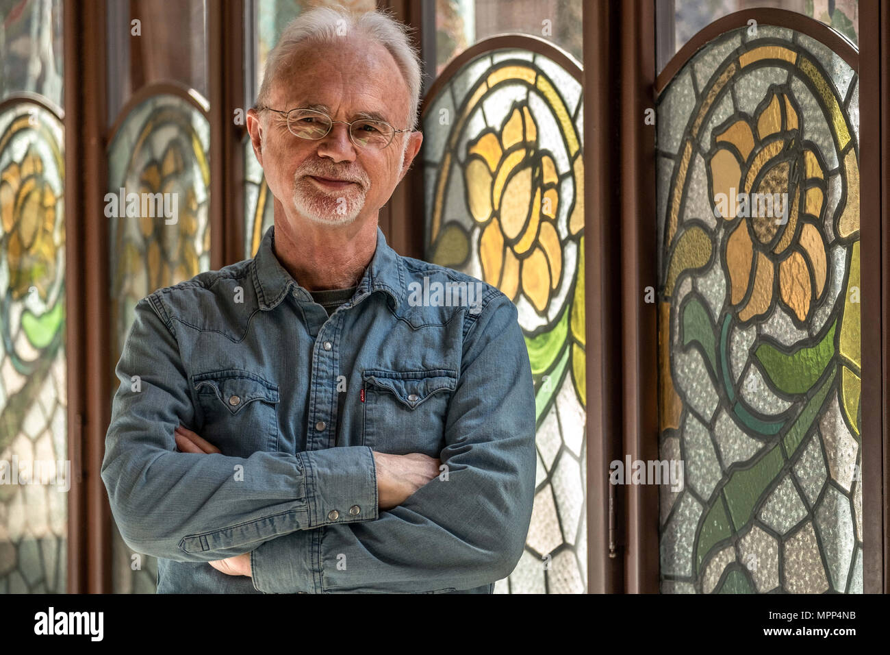 Barcellona, in Catalogna, Spagna. Xxiv Maggio, 2018. Il compositore e direttore John Adams visto che posano per una foto dopo che egli ha presentato nel corso di una conferenza stampa la monografia musicale che dirigerà il prossimo weekend a Palau de la MÃºsica Catalana di Barcellona. Credito: Paco Freire SOPA/images/ZUMA filo/Alamy Live News Foto Stock