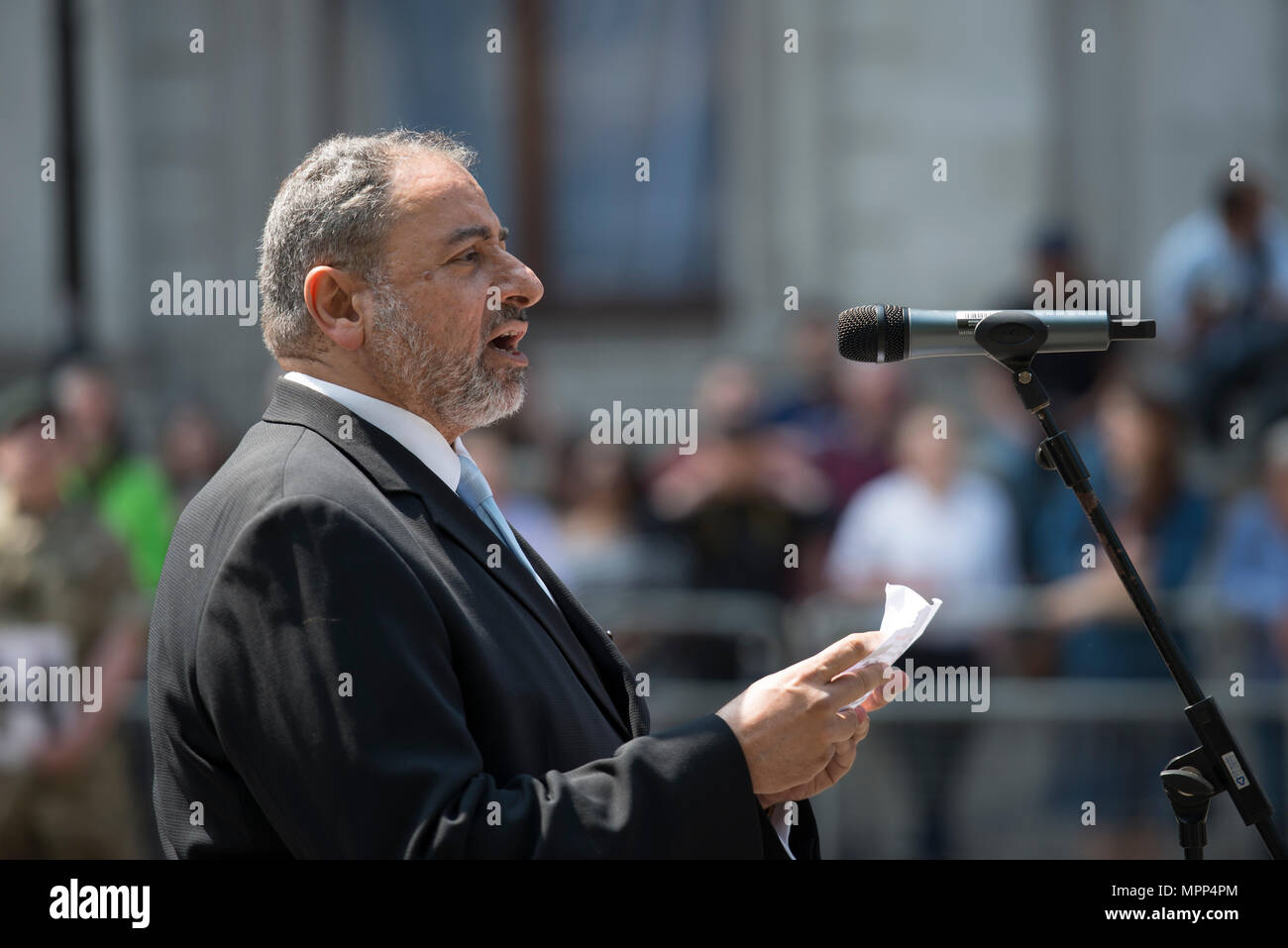 Il cenotafio, Whitehall, Londra, Regno Unito. 23 Maggio, 2018. Giornata internazionale dei Caschi Blu dell ONU ricordo cerimonia. L Imam Fadel Soliman, Direttore, ponti Foundation, dà la preghiera conclusiva. Credito: Malcolm Park/Alamy Foto Stock