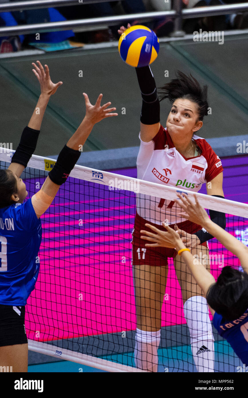 Macao, Cina. Xxiv Maggio, 2018. Malwina Smarzek (R) dei picchi di Polonia la sfera durante la FIVB Pallavolo unite League match tra la Tailandia e la Polonia a Macao, Cina del Sud, 24 maggio 2018. La Tailandia ha vinto 3-2. Credito: Cheong Kam Ka/Xinhua/Alamy Live News Foto Stock