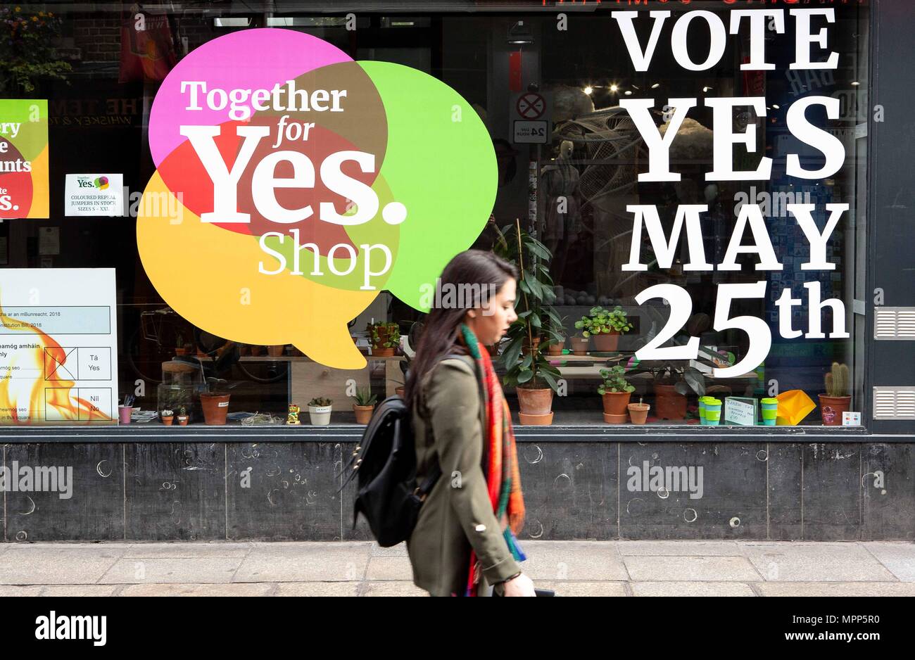 24 maggio 2018, l'Irlanda, Dublino: una passeggiate pedstrian passato una vetrina con i segni che invitano i cittadini a votare sì contro il divieto di aborto nel giorno finale della campagna elettorale prima del referendum sulla abrogazione del ottavo emendamento della Costituzione irlandese. Credito: dpa picture alliance/Alamy Live News Foto Stock