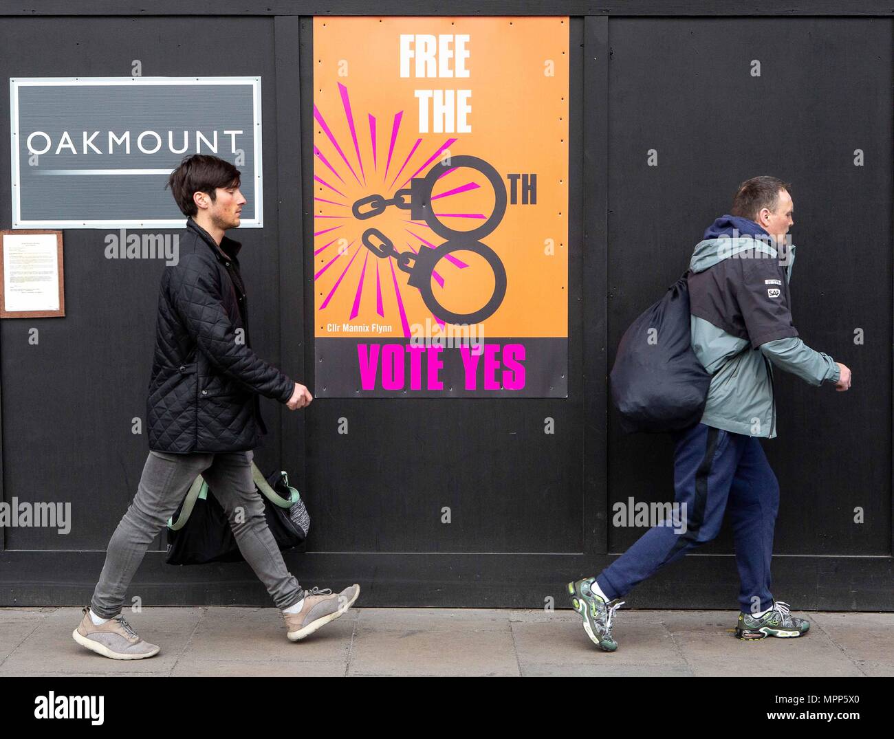 24 maggio 2018, l'Irlanda, Dublino: Pedstrians a piedi passato campaigne manifesti che invitano i cittadini a votare sì contro il divieto di aborto nel giorno finale della campagna elettorale prima del referendum sulla abrogazione del ottavo emendamento della Costituzione irlandese. Credito: dpa picture alliance/Alamy Live News Foto Stock