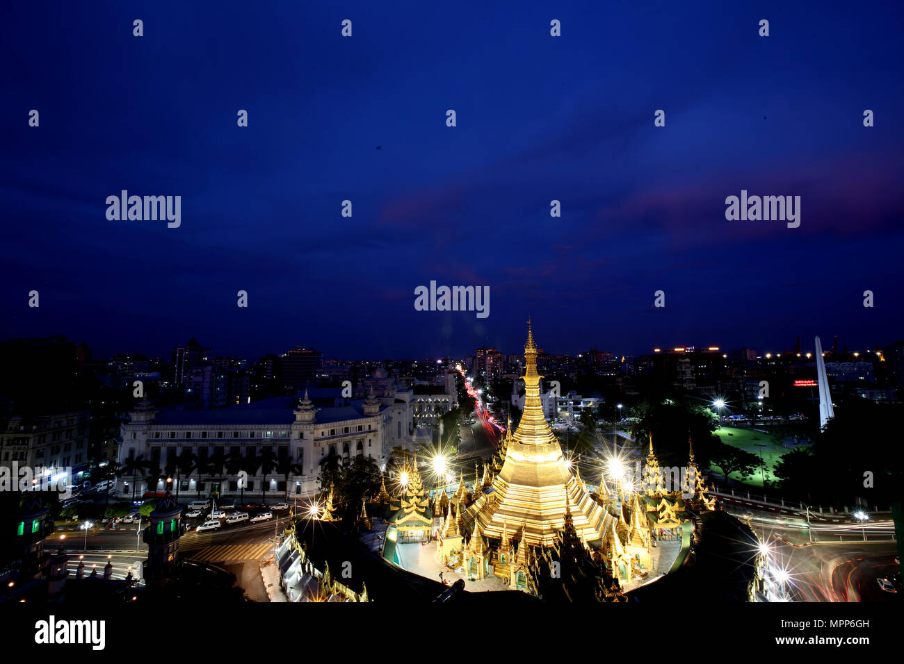 Yangon. Xxiv Maggio, 2018. Foto scattata il 24 Maggio 2018 mostra una vista della Sule Pagoda nel centro di Yangon, Myanmar. Myanmar ha approvato 27 maggiori investimenti delle imprese, compresi quattro quelli stranieri, in aprile, Official Global nuova luce del Myanmar ha riferito giovedì. Credito: U Aung/Xinhua/Alamy Live News Foto Stock