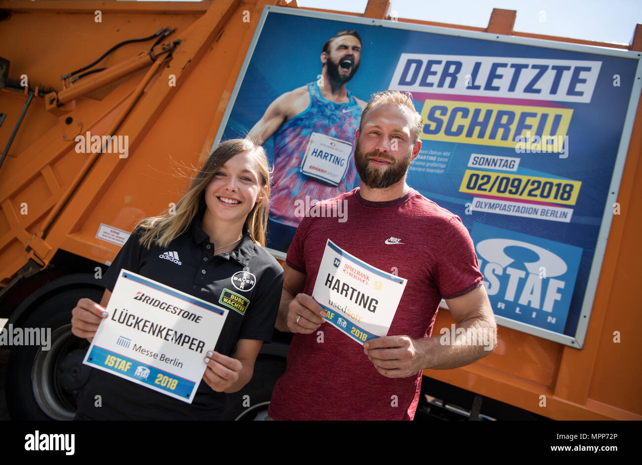 24 maggio 2018, Germania Berlino: Robert Harting e Gina Lueckenkemper in piedi di fronte a un camion della spazzatura con un annuncio pubblicitario per la ISTAF, dopo una conferenza stampa sul programma della prossima ISTAF. Atleti da tutto il mondo sono dovuti a competere nel 77th ISTAF atletica soddisfare il 02 settembre 2018 presso lo Stadio Olimpico di Berlino. Foto: Bernd von Jutrczenka/dpa Foto Stock