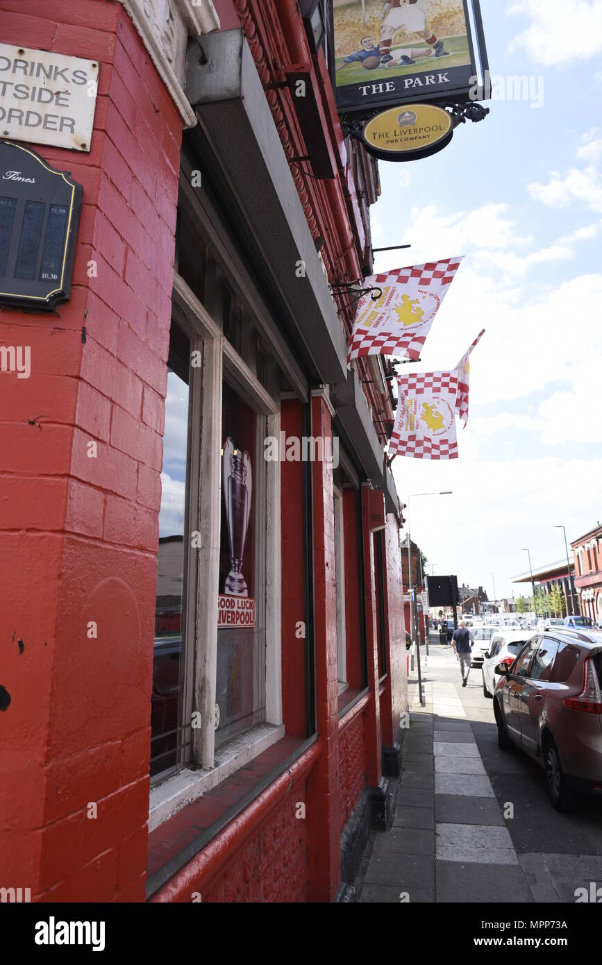 Liverpool, Regno Unito il 24 maggio 2018. Decorazioni e bandiere andare in alto sulle case e pub vicino a Anfield, casa di Liverpool Football Club. Le ventole sono la preparazione per i loro team aspetto nella finale di Champions League sabato 26 maggio 2018. Non è la prima volta che il Liverpool FC sono apparsi nel finale dal 2005. Credito: David Colbran/Alamy Live News Foto Stock