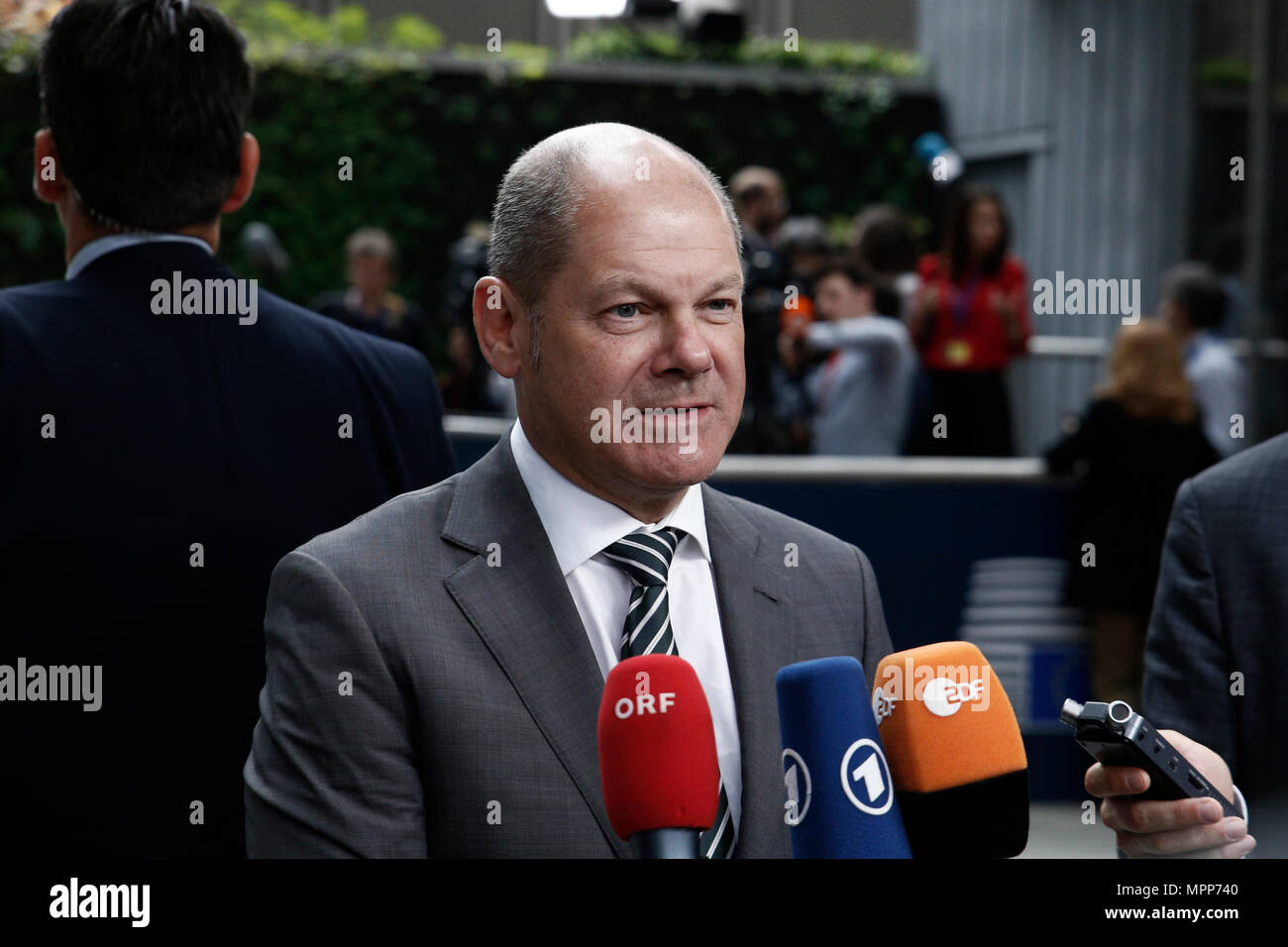 Bruxelles, Belgio. Xxiv Maggio, 2018. Il ministro delle finanze tedesco, Olaf Scholz parla di media come egli arriva in Eurogruppo dei ministri delle finanze riuniti in occasione del Consiglio europeo di Bruxelles in Belgio il 24 maggio 2018. Alexandros Michailidis/Alamy Live News Foto Stock