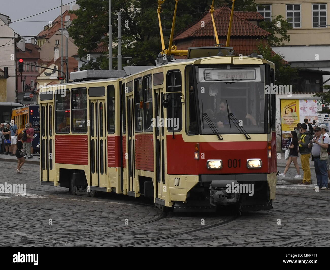 Praga, Repubblica Ceca. Xxiv Maggio, 2018. Il Praga società di trasporti pubblici DPP presentato storico tram KT4D a Praga Repubblica Ceca, 24 maggio 2018. La DPP ricostruito KT4D per i partner a Potsdam, Germania. Prototipo 001 è stato prodotto nel 1973 alla CKD Praha e è stato progettato per l'esportazione verso la Repubblica democratica tedesca. La fermata del tram di Potsdam è stato in funzione fino al 1989. Credito: Michal Krumphanzl/CTK foto/Alamy Live News Foto Stock