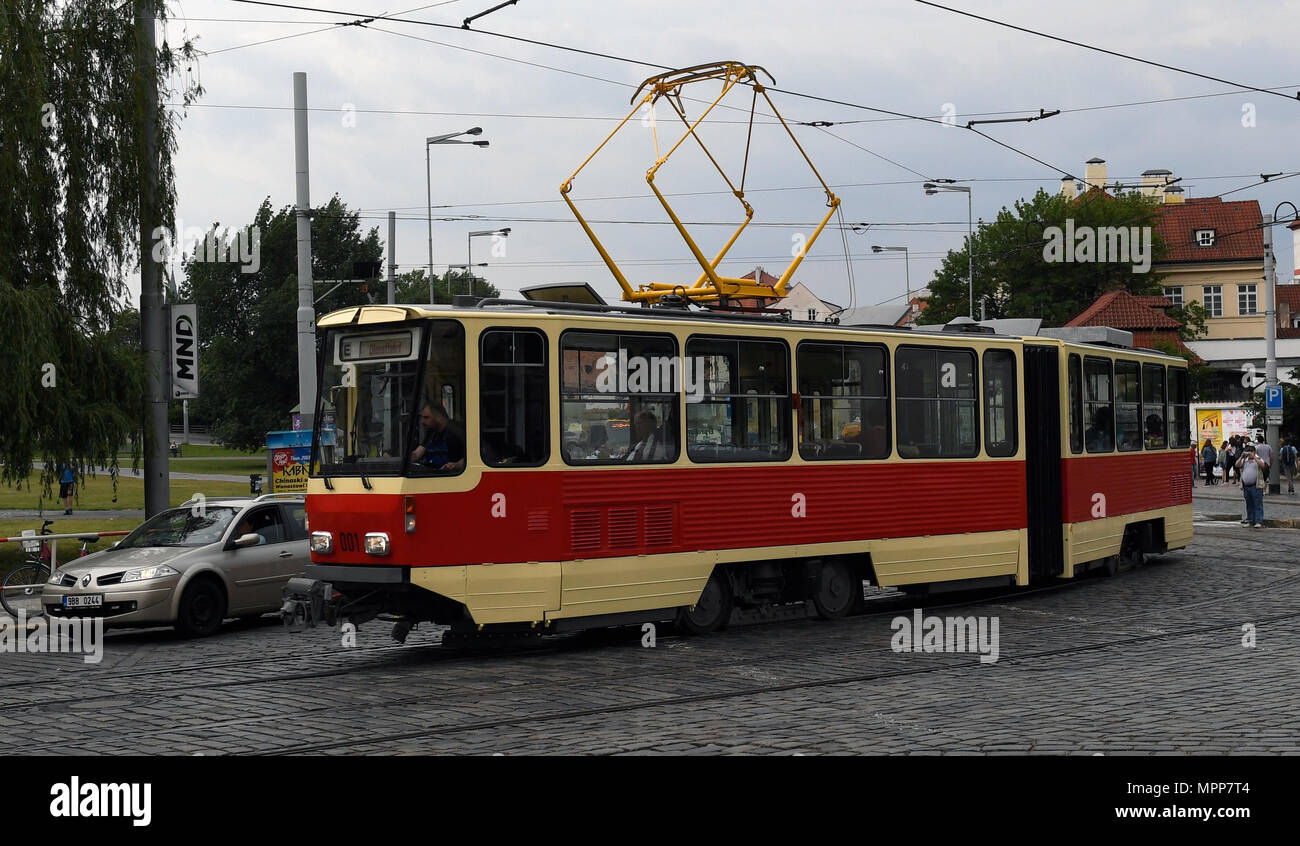 Praga, Repubblica Ceca. Xxiv Maggio, 2018. Il Praga società di trasporti pubblici DPP presentato storico tram KT4D a Praga Repubblica Ceca, 24 maggio 2018. La DPP ricostruito KT4D per i partner a Potsdam, Germania. Prototipo 001 è stato prodotto nel 1973 alla CKD Praha e è stato progettato per l'esportazione verso la Repubblica democratica tedesca. La fermata del tram di Potsdam è stato in funzione fino al 1989. Credito: Michal Krumphanzl/CTK foto/Alamy Live News Foto Stock