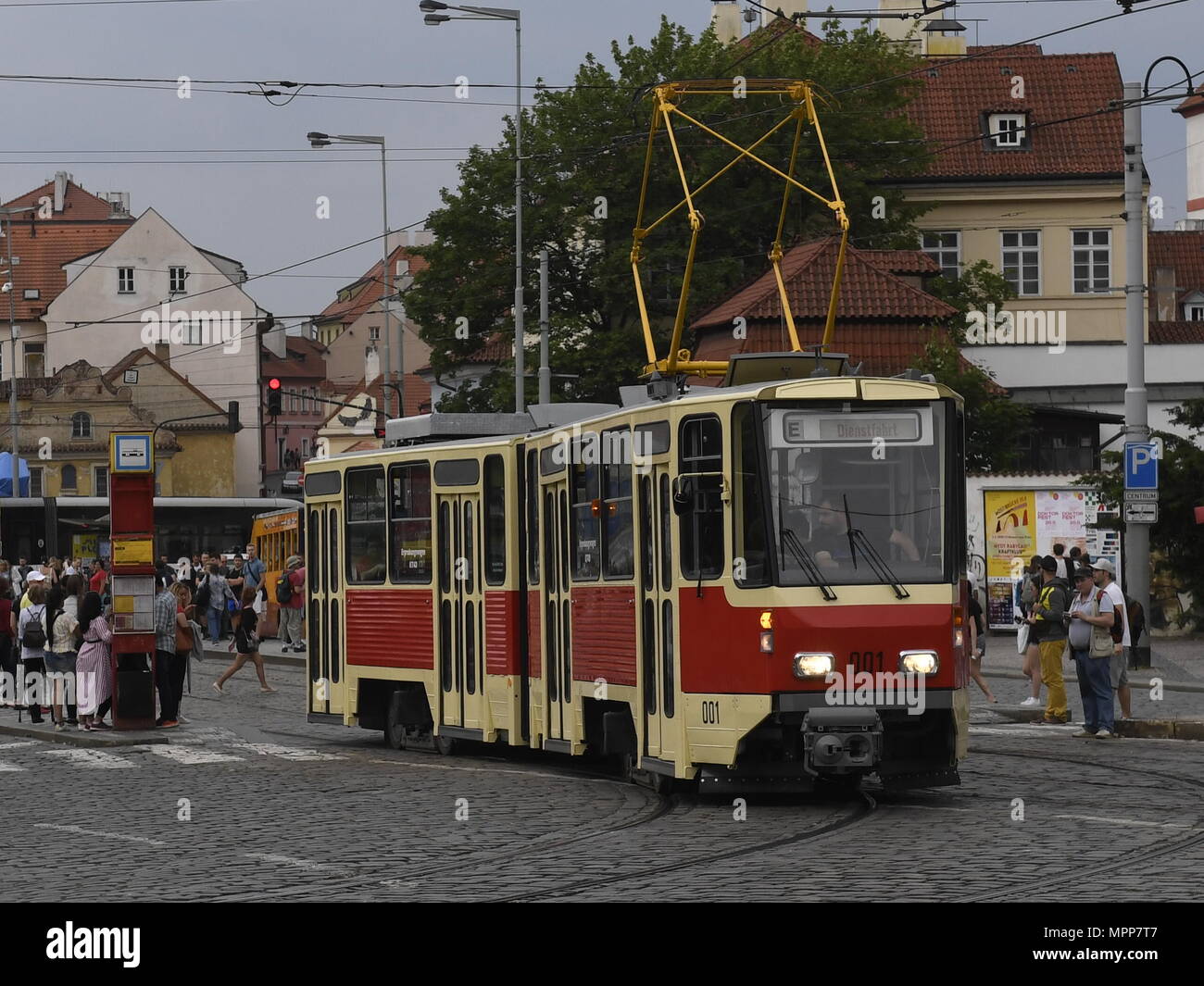 Praga, Repubblica Ceca. Xxiv Maggio, 2018. Il Praga società di trasporti pubblici DPP presentato storico tram KT4D a Praga Repubblica Ceca, 24 maggio 2018. La DPP ricostruito KT4D per i partner a Potsdam, Germania. Prototipo 001 è stato prodotto nel 1973 alla CKD Praha e è stato progettato per l'esportazione verso la Repubblica democratica tedesca. La fermata del tram di Potsdam è stato in funzione fino al 1989. Credito: Michal Krumphanzl/CTK foto/Alamy Live News Foto Stock