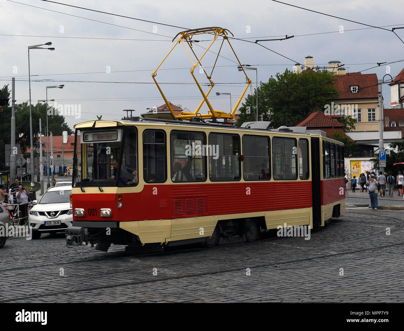 Praga, Repubblica Ceca. Xxiv Maggio, 2018. Il Praga società di trasporti pubblici DPP presentato storico tram KT4D a Praga Repubblica Ceca, 24 maggio 2018. La DPP ricostruito KT4D per i partner a Potsdam, Germania. Prototipo 001 è stato prodotto nel 1973 alla CKD Praha e è stato progettato per l'esportazione verso la Repubblica democratica tedesca. La fermata del tram di Potsdam è stato in funzione fino al 1989. Credito: Michal Krumphanzl/CTK foto/Alamy Live News Foto Stock