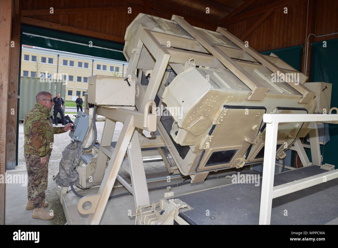 I carabinieri italiani del 7° Reggimento “Laives” Bolzano e del 13° Reggimento “Friuli Venezia Giulia” Gorizia conducono un addestramento utilizzando il veicolo a ruote multiuso ad alta mobilità (HMMWV) istruttore di assistenza alla discesa (HAT) a Caserma Ederle, Vicenza, Italia, 6 aprile 2017. Il simulatore consente al personale di esercitarsi sull'uscita del veicolo, sulle competenze di sicurezza e sugli scenari realistici. L'attrezzatura sud RTSD dell'esercito statunitense migliora la cooperazione bilaterale, migliora la capacità del personale e rafforza la preparazione alle operazioni congiunte. Foto Stock