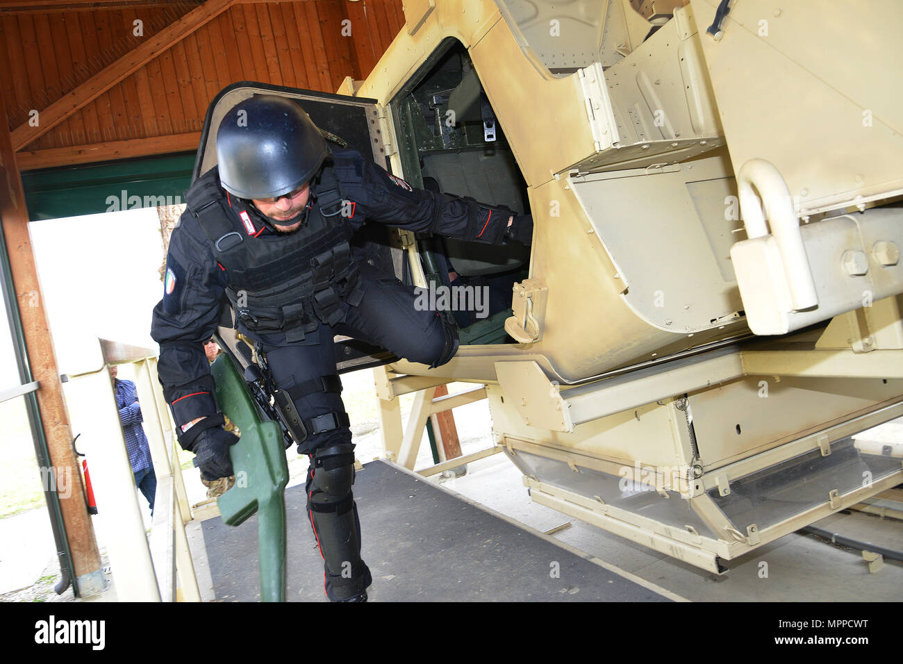 I carabinieri del 7° reggimento “Laives” e del 13° reggimento “Friuli Venezia Giulia” conducono addestramento di uscita con il simulatore HMMWV a Caserma Ederle, Vicenza, Italia, 6 aprile 2017. Il programma fornisce scenari formativi realistici per l'uscita sicura del veicolo, il miglioramento delle competenze operative e le procedure di emergenza. L'attrezzatura RTSD South dell'esercito statunitense rafforza la cooperazione bilaterale e migliora la capacità del personale per operazioni congiunte. Foto Stock