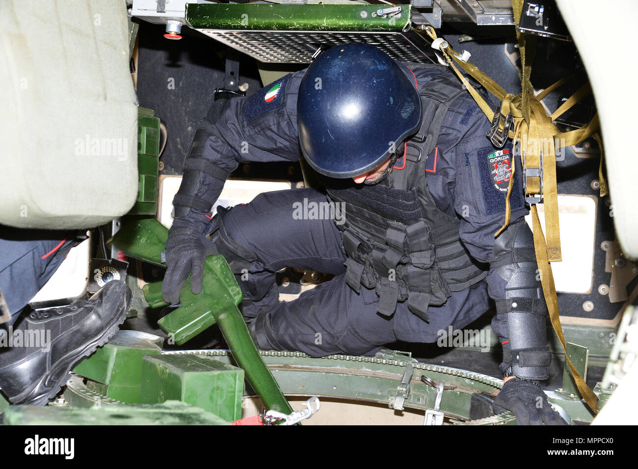 I carabinieri italiani del 7° reggimento “Laives” e del 13° reggimento “Friuli Venezia Giulia” conducono addestramento con il simulatore di assistenza alla discesa HMMWV a Caserma Ederle, Vicenza, Italia, 6 aprile 2017. Il simulatore fornisce scenari realistici di uscita del veicolo, migliora le competenze operative, le procedure di emergenza e la preparazione congiunta della missione. L'attrezzatura sud RTSD dell'esercito statunitense sostiene la cooperazione bilaterale e aumenta la capacità del personale per le operazioni multinazionali. Foto Stock