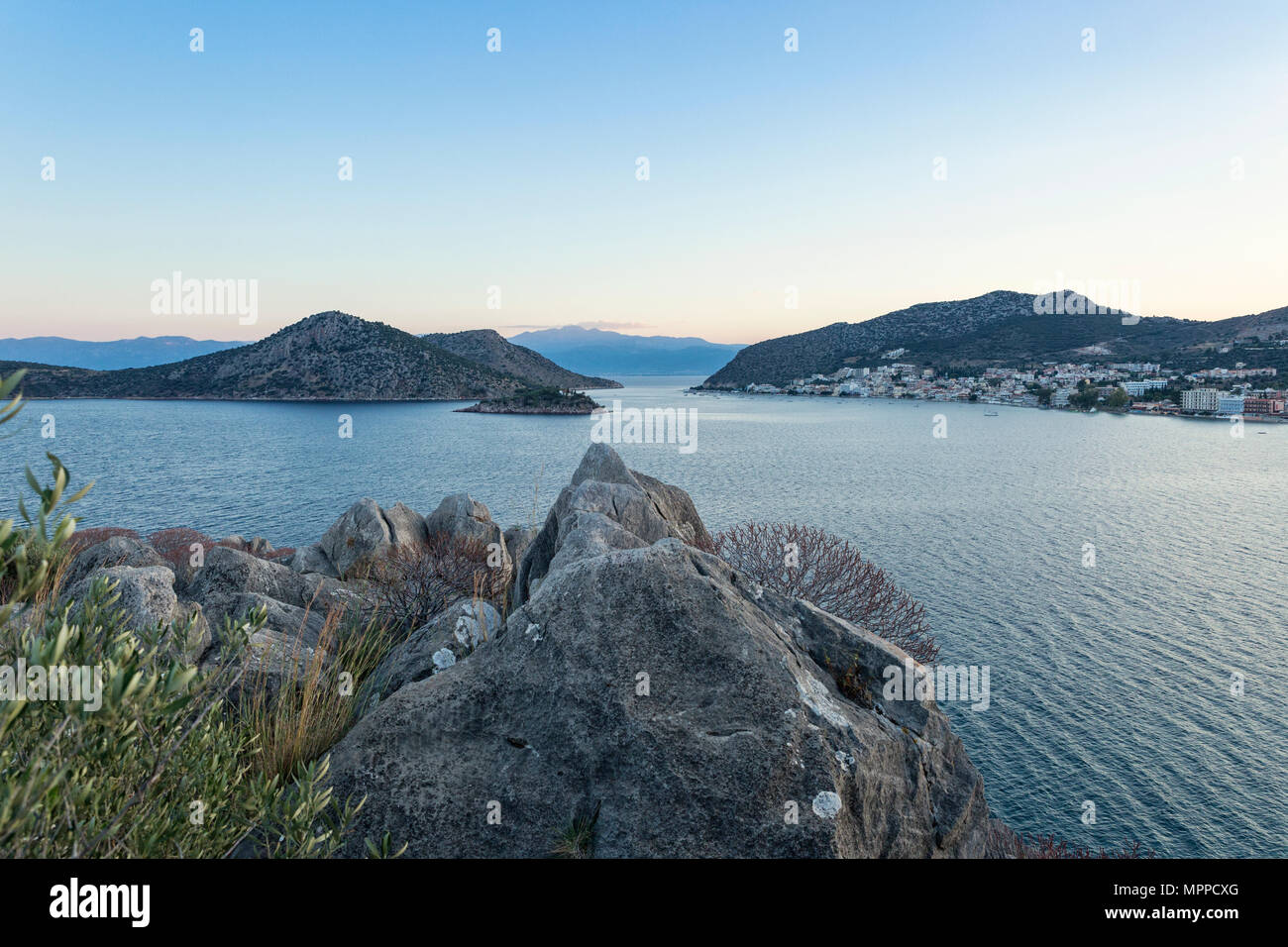 La Grecia, Peloponneso, Arcadia, vista di Tolo e isola Foto Stock