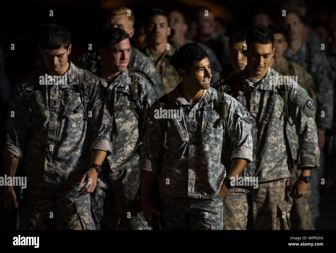 I ranger dell'esercito americano aspettano di essere presentati alla folla durante la cerimonia di apertura del 34° David E. Grange Jr. Concorso Best Ranger a Camp Rogers, Georgia, 7 aprile 2017. La competizione dura tre giorni, testando resistenza fisica, resilienza mentale e abilità tecniche attraverso percorsi ad ostacoli, navigazione e sfide per la risoluzione dei problemi. Diversi battaglioni operano sotto la Airborne and Ranger Training Brigade con documentazione della 982nd Combat camera Company per i registri dell'esercito statunitense e del Dipartimento della difesa. Foto Stock