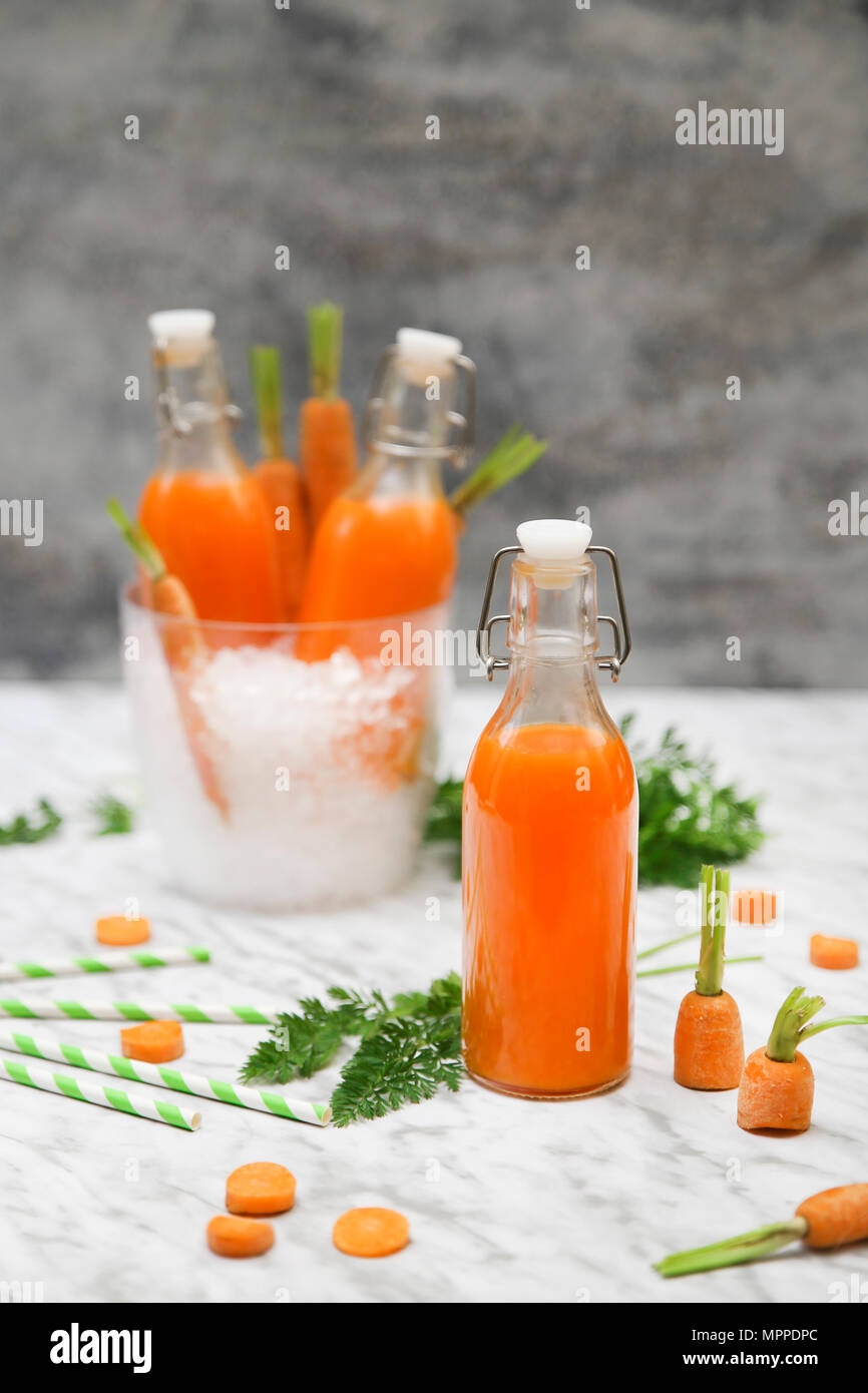 Rinfrescante succo di carota su marmo Foto Stock