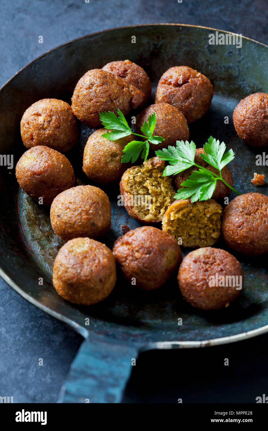 Vegano sfere vegetali e foglie di prezzemolo in padella Foto Stock