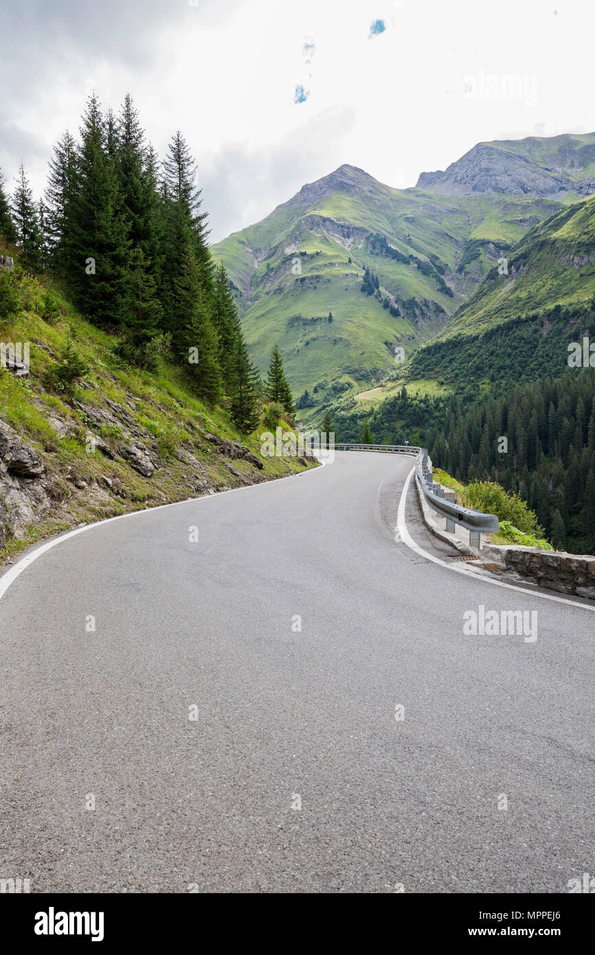 Austria Vorarlberg, avvolgimento stretta strada alpina da Warth a Lech, Valle del Lech Foto Stock