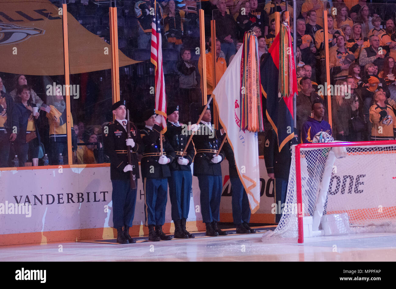 La 101st Airborne Division Color Guard presenta i colori durante l'inno nazionale prima di Nashville Predators gioco Marzo 25, 2017 a Bridgestone Arena. Il Preds battere gli squali 7-2. Foto Stock