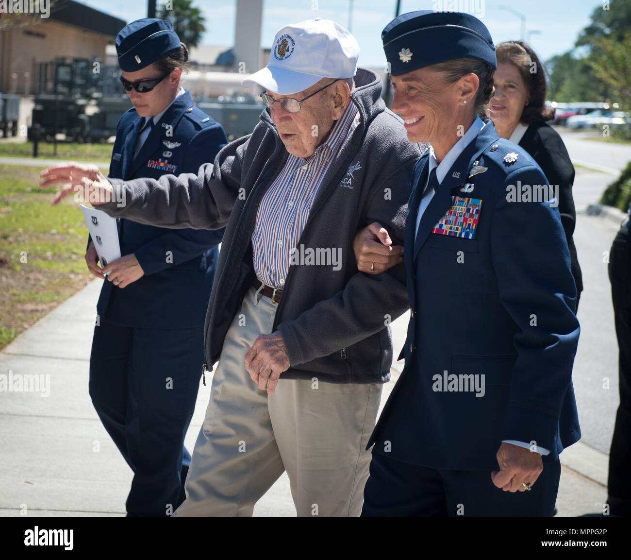 Lt. Col. Allison nero, il Comandante del 319funzionamento speciale squadrone, accompagnatrici pensionati Lt. Col. Richard E. Cole prima di un edificio ridenominazione e dedizione la cerimonia al campo Hurlburt Fla., Aprile 7, 2017. Cole è l'ultimo superstite Doolittle Raider cui Air Force radici risalgono all'origine del 319SOS. (U.S. Air Force foto di Senior Airman Krystal M. Garrett) Foto Stock