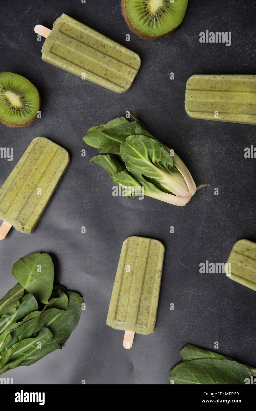 In casa kiwi chard popsicles Foto Stock