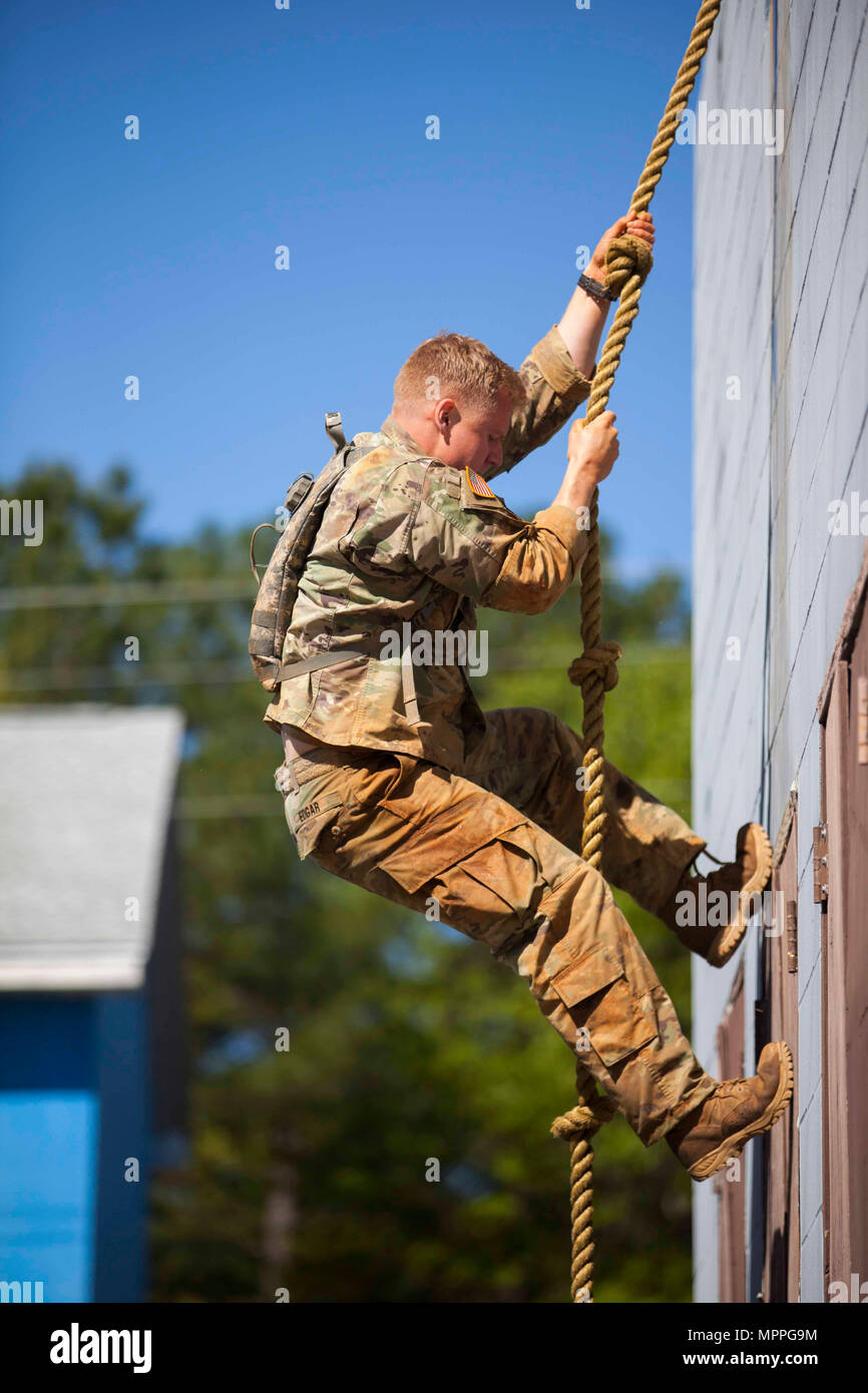 Stati Uniti Army Ranger 1Lt. Nathan Edgar, assegnato alla prima divisione di fanteria, si arrampica verso il basso una fune mentre competere nel Urban Assault Course durante la migliore concorrenza Ranger 2017, a Fort Benning, Ga., Aprile 7, 2017. La trentaquattresima edizione annuale di David E. Grange Junior Ranger migliore concorrenza 2017 è un evento di tre giorni consistente di sfide per testare concorrente del fisico, mentale e capacità tecniche. (U.S. Esercito foto di Spc. Kristen Dobson) Foto Stock