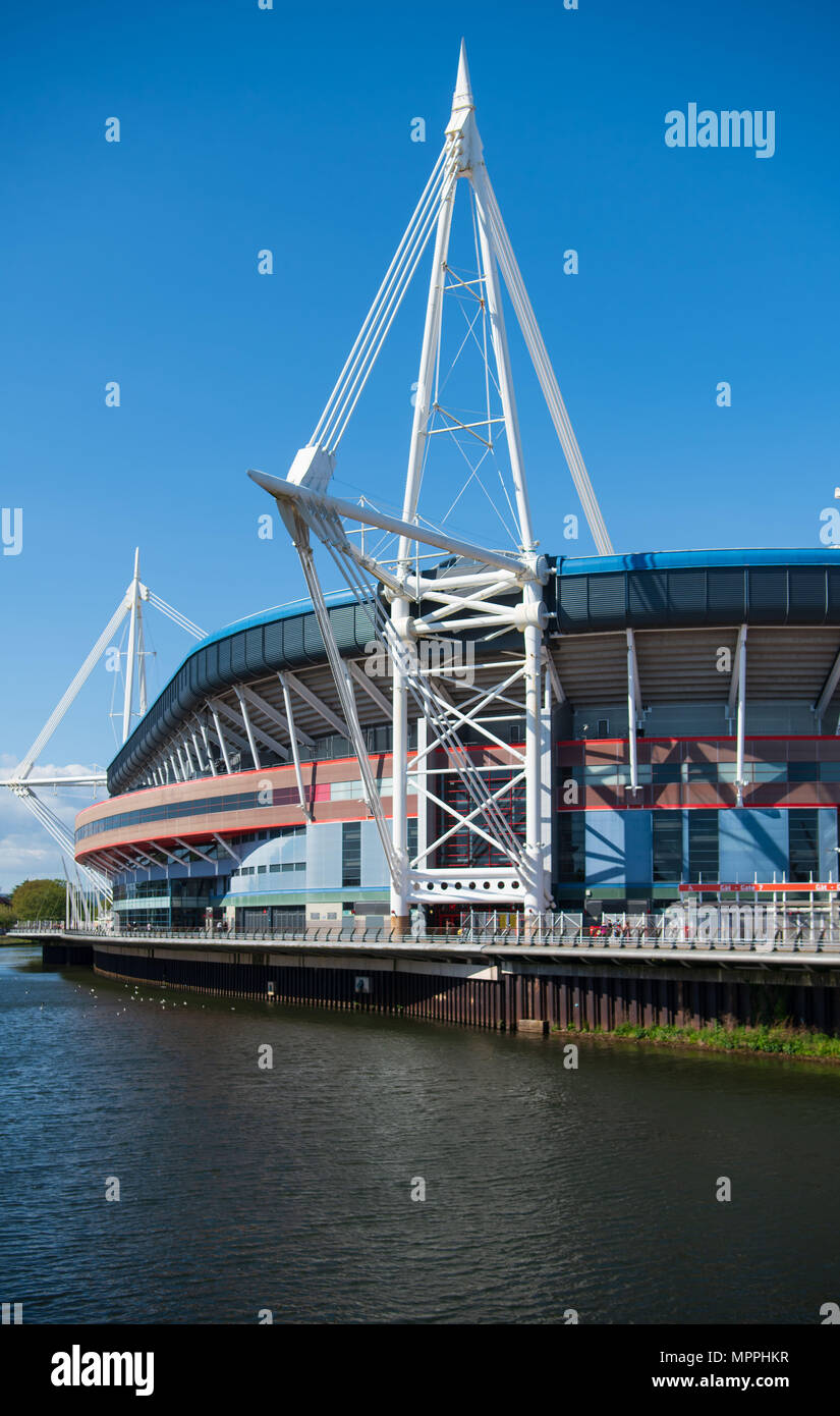 Una vista generale del Principato Stadium (precedentemente noto come il Millennium Stadium) contro un cielo blu in una calda giornata estiva a Cardiff, nel Galles, UK. Foto Stock