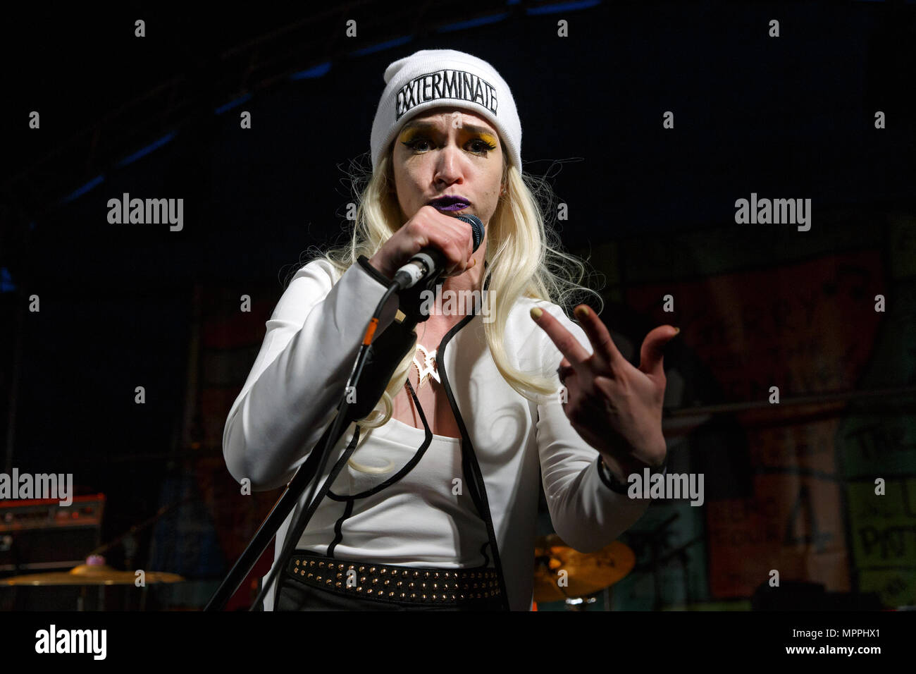 Elle Exxe performing live a Liverpool Sound City Music Festival. Elle Exxe è Linda Harrison. Elle Exxe live, Elle Exxe sul palco. Foto Stock