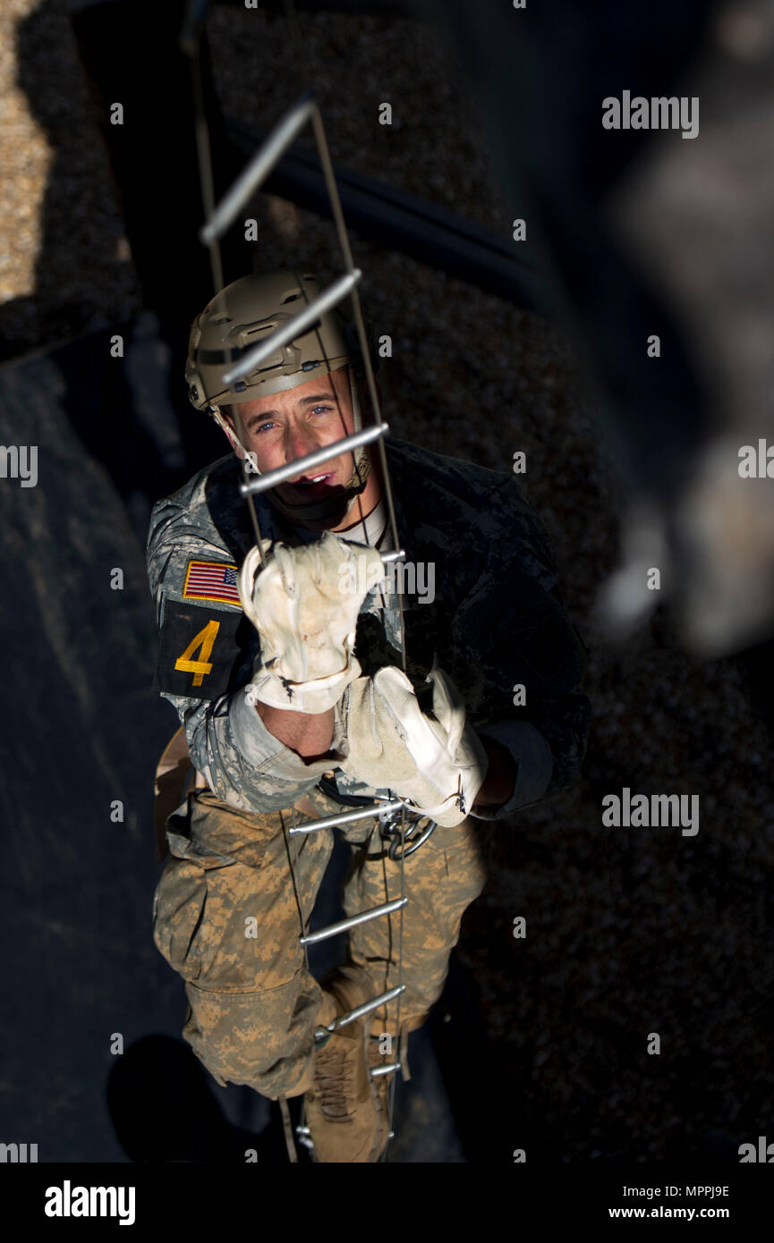 Un U.S. Army Ranger si arrampica un ostacolo durante la migliore concorrenza Ranger 2017 a Fort Benning, Ga., 8 aprile 2017. Il miglior Ranger la concorrenza è un evento di tre giorni consistente di sfide per testare concorrente del fisico, mentale e capacità tecniche e luoghi militari migliori della due-uomo squadre Ranger gli uni contro gli altri a competere per il titolo di miglior Ranger. (U.S. Esercito foto di Spc. Kristen Dobson) Foto Stock