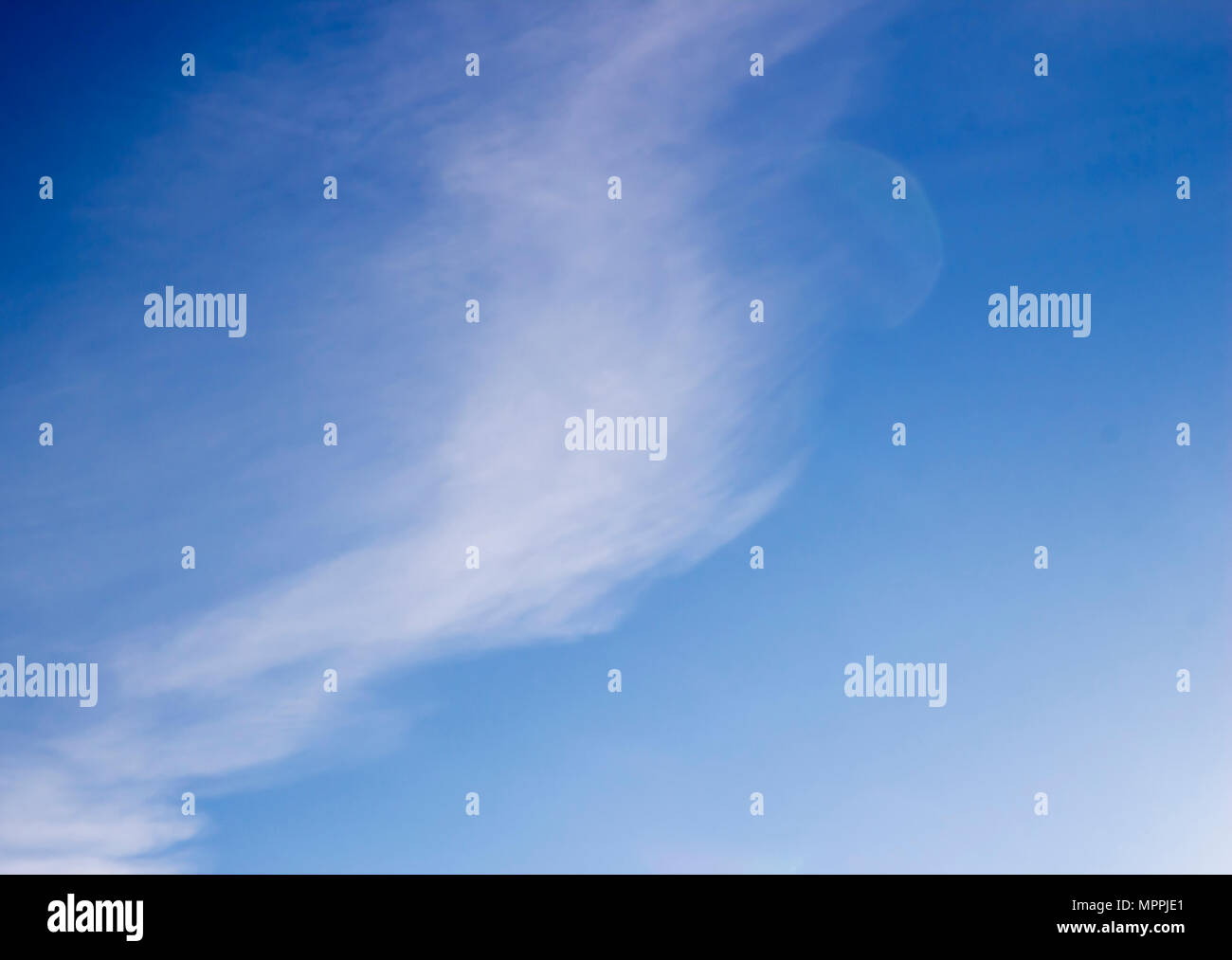 Cielo blu chiaro con rari sfocata nuvole bianche Foto Stock