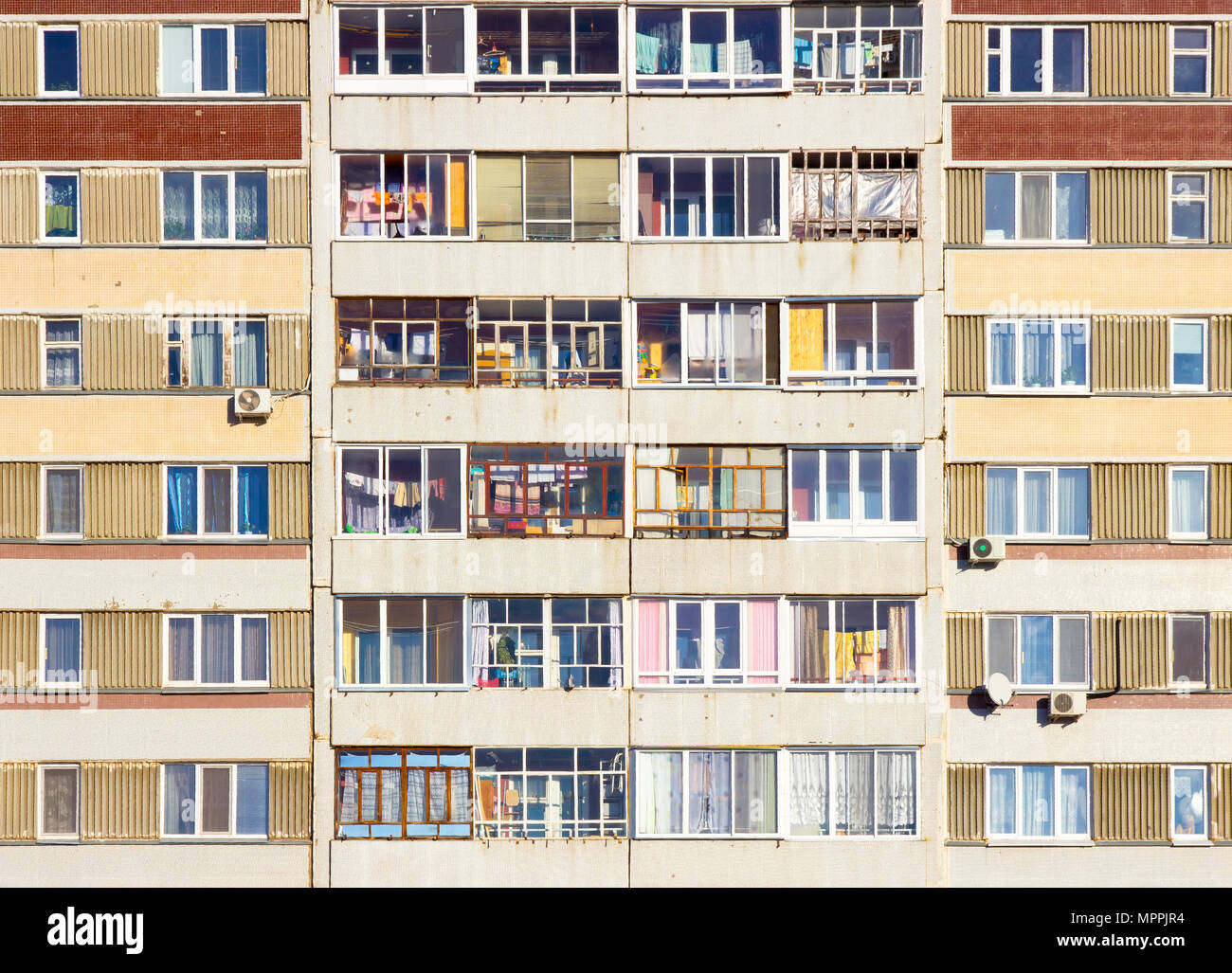 Facciata di edificio di appartamenti non nuova casa di abitazione vista frontale Foto Stock