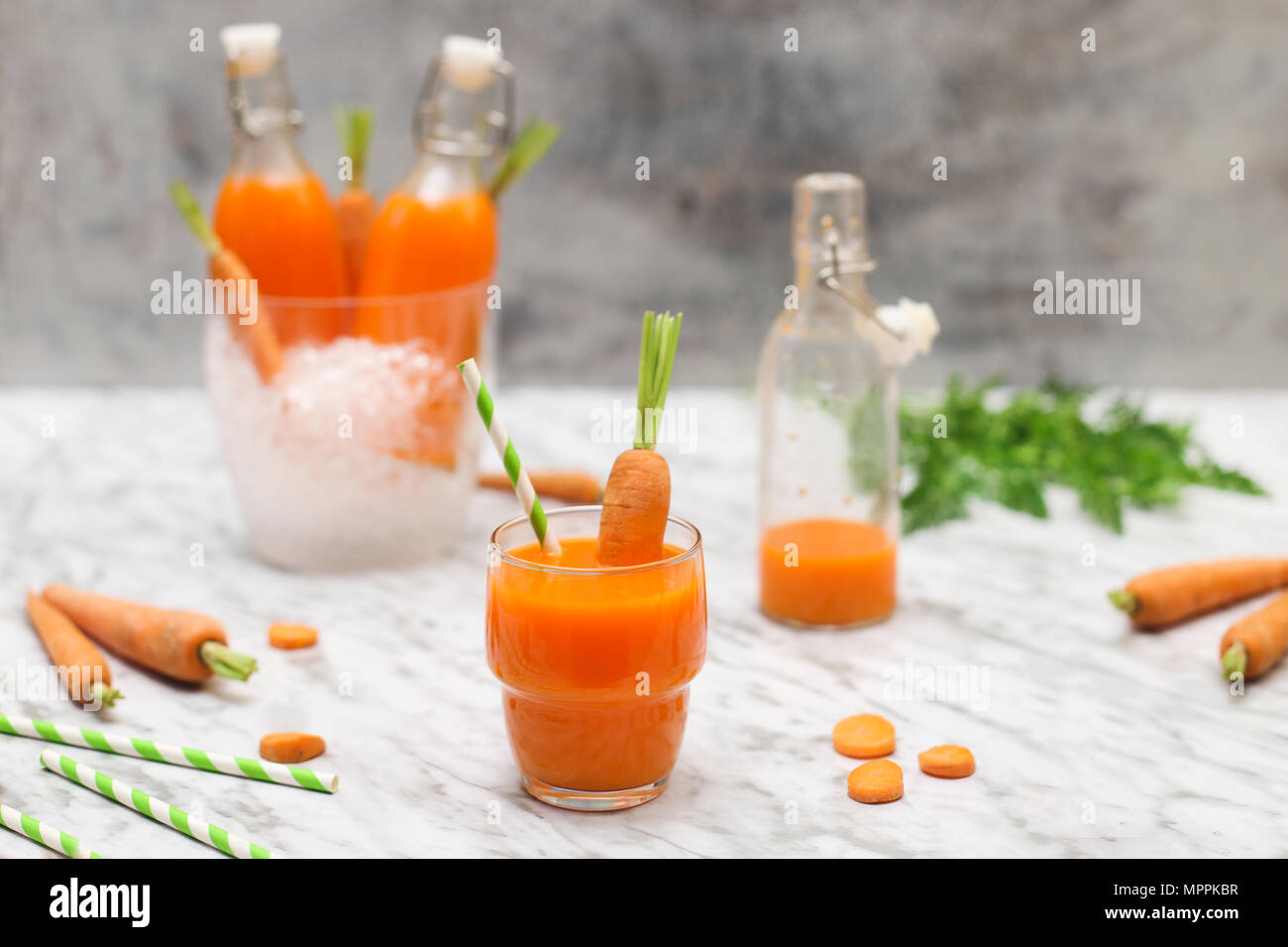 Rinfrescante succo di carota su marmo Foto Stock