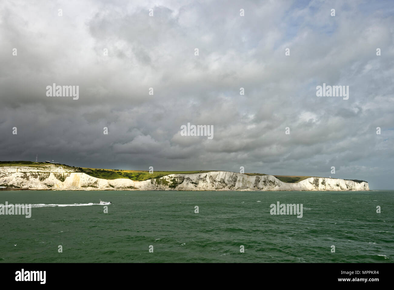 Regno Unito, Dover, vista dal canale inglese a Chalk cliffs Foto Stock