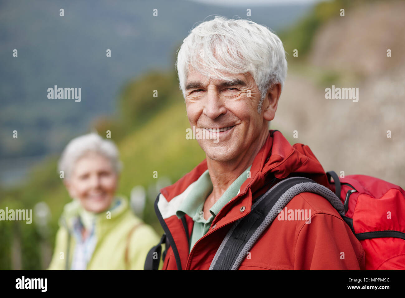 Ritratto di sorridente uomo senior con zaino Foto Stock
