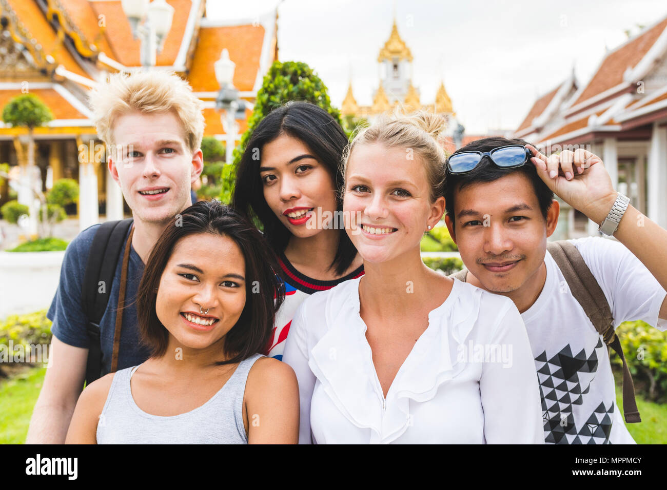 Thailandia, Bangkok, foto di un gruppo di cinque amici in visita tempio complesso Foto Stock