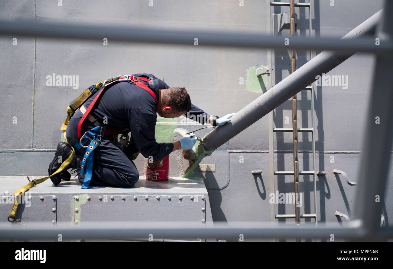 170330-N-pp996-065 sul Mare del Sud della Cina (30 marzo 2017) Il comando Master Chief Ben Pierson, da Dallas, esegue la conservazione della nave a bordo Arleigh Burke-class guidato-missile destroyer USS Michael Murphy (DDG 112). Michael Murphy è su un regolarmente programmati Pacifico occidentale di implementazione con la Carl Vinson Carrier Strike gruppo come parte dell'U.S. Flotta del pacifico-led iniziativa di estendere il comando e le funzioni di controllo di Stati Uniti 3a flotta. Stati Uniti Navy portaerei strike gruppi hanno pattugliato il Indo-Asia-Pacifico regolarmente e sistematicamente per più di 70 anni. (U.S. Navy foto di comunicazione di massa Sp Foto Stock