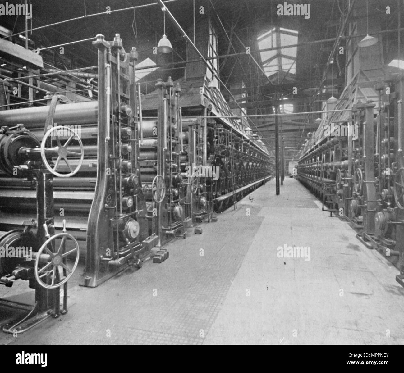 'Showing Board-Making due macchine e indicare qualcosa di grande lunghezza e complessità", 1 Artista: sconosciuto. Foto Stock