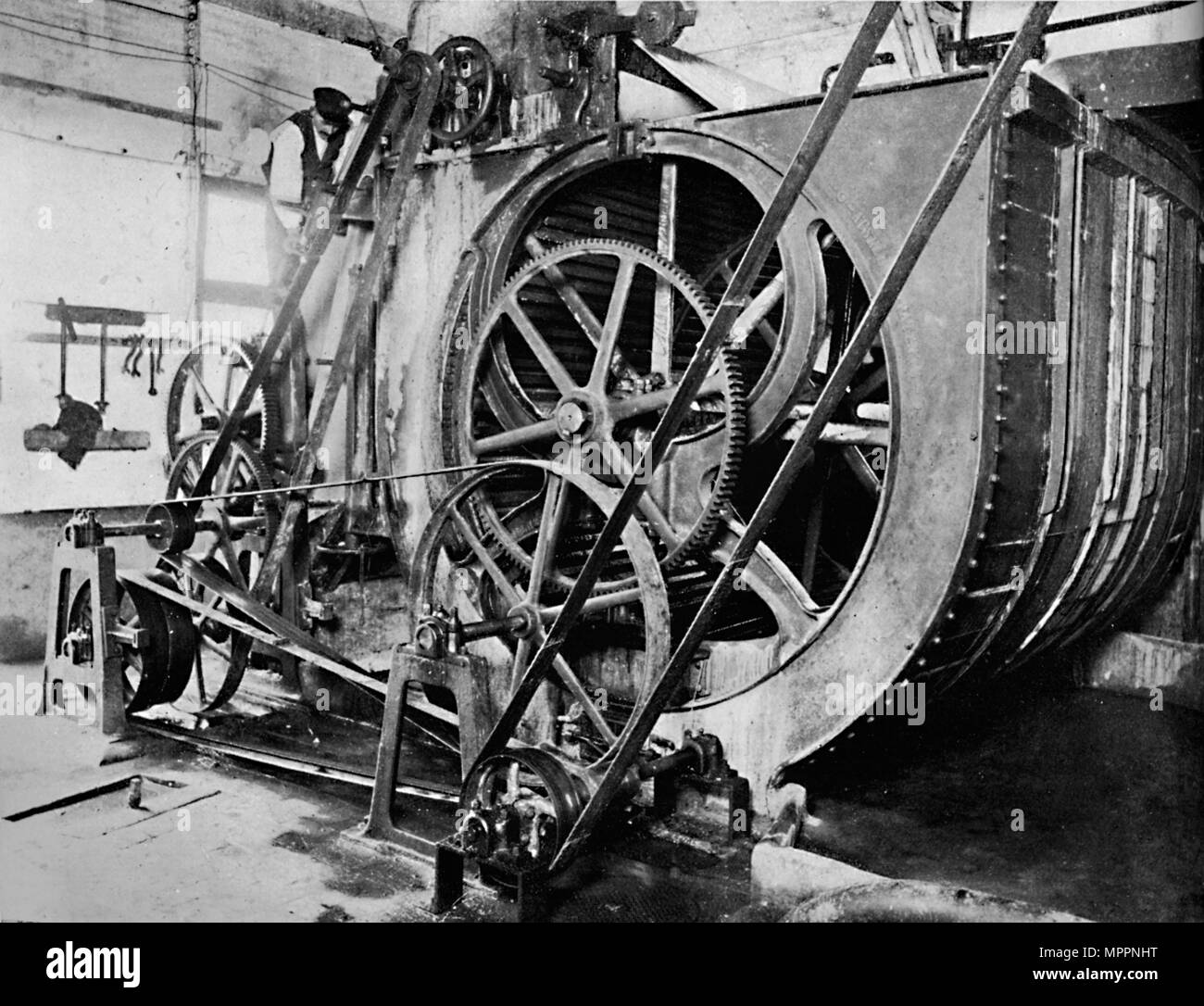 "Economia in un mulino di carta", 1919. Artista: sconosciuto. Foto Stock