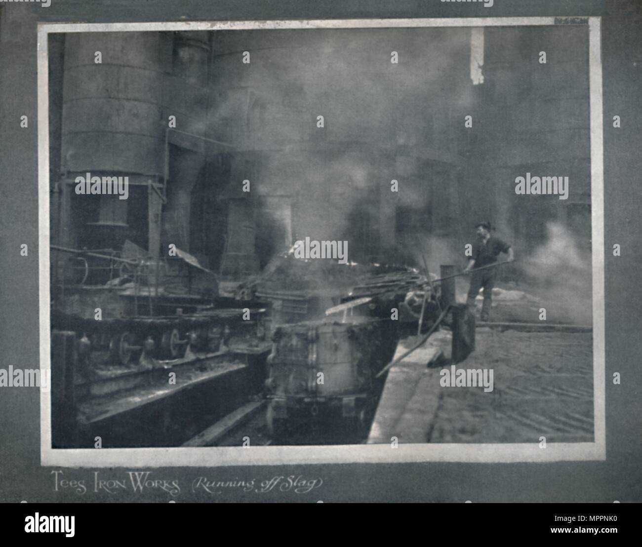 "Tees Iron Works - Esecuzione di scorie Off", 1919. Artista: Cappa & Co. Ltd. Foto Stock
