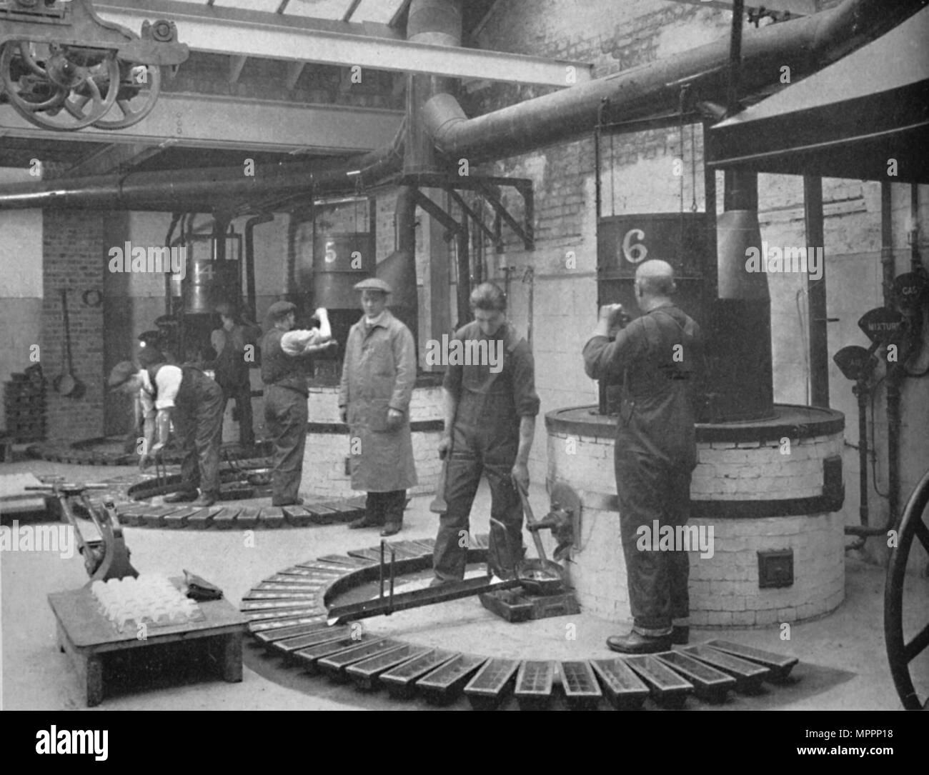 "Rendere la stampa Fryotype metallico nella fonderia di Londra", 1919. Artista: sconosciuto. Foto Stock