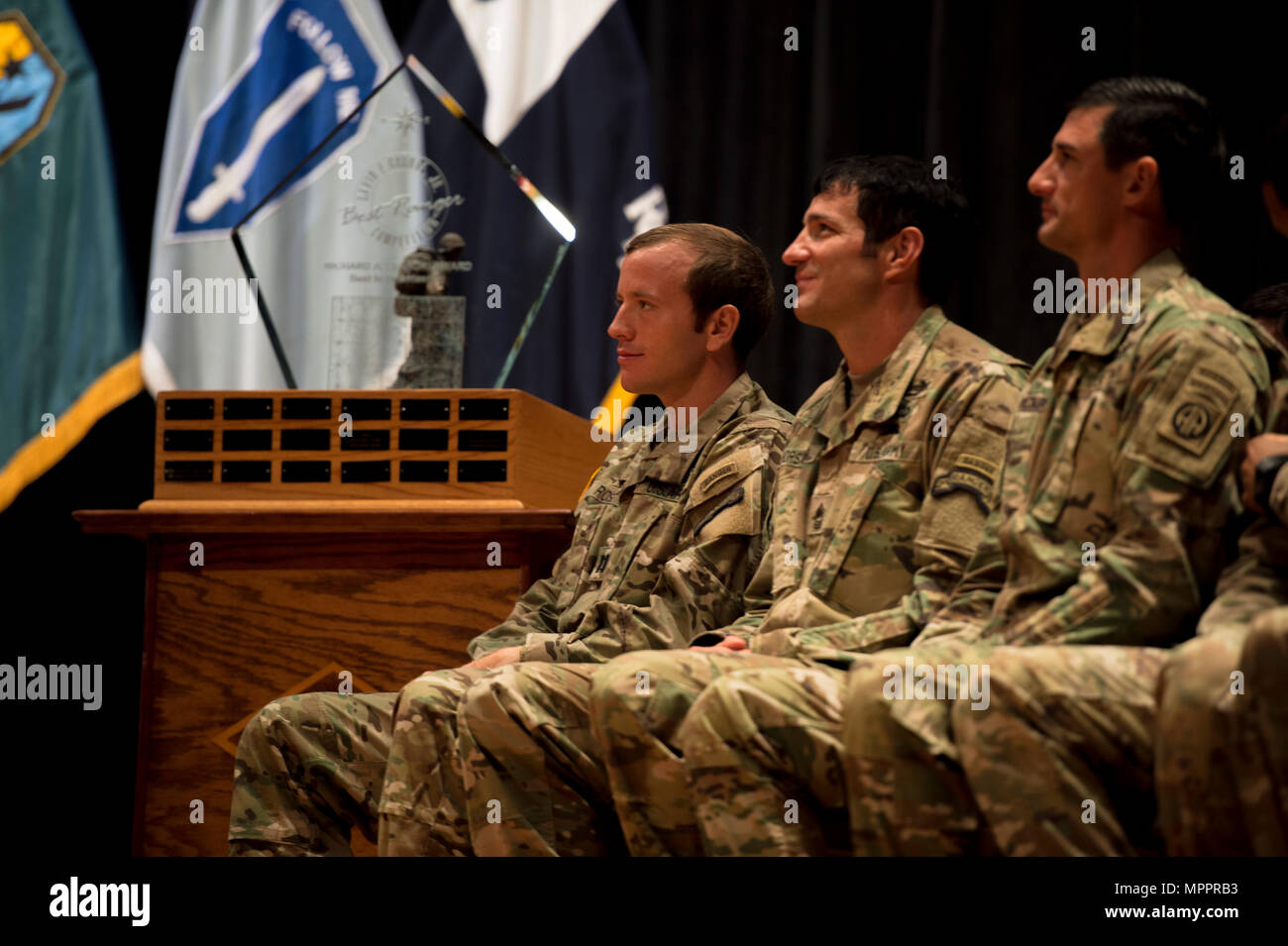 Stati Uniti Army Ranger attendere di ricevere riconoscimenti per il completamento della migliore concorrenza Ranger 2017 a Fort Benning, Ga., 10 aprile 2017. La trentaquattresima edizione annuale di David E. Grange Junior Ranger migliore concorrenza 2017 è un evento di tre giorni consistente di sfide per testare concorrente del fisico, mentale e capacità tecniche. (Esercito degli Stati Uniti Foto di Spc. Kristen Dobson) Foto Stock